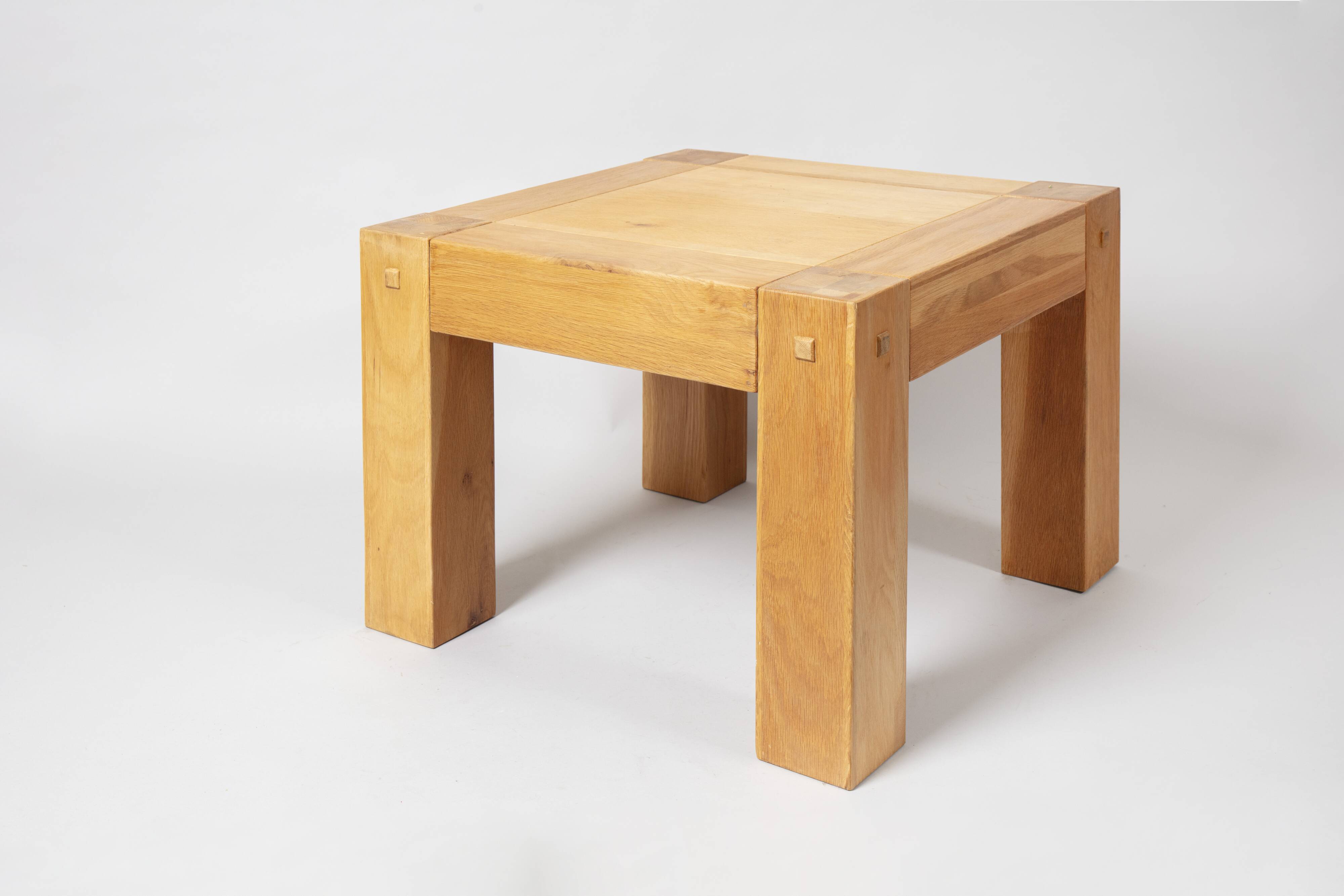 Table se salon brutaliste en bois massif