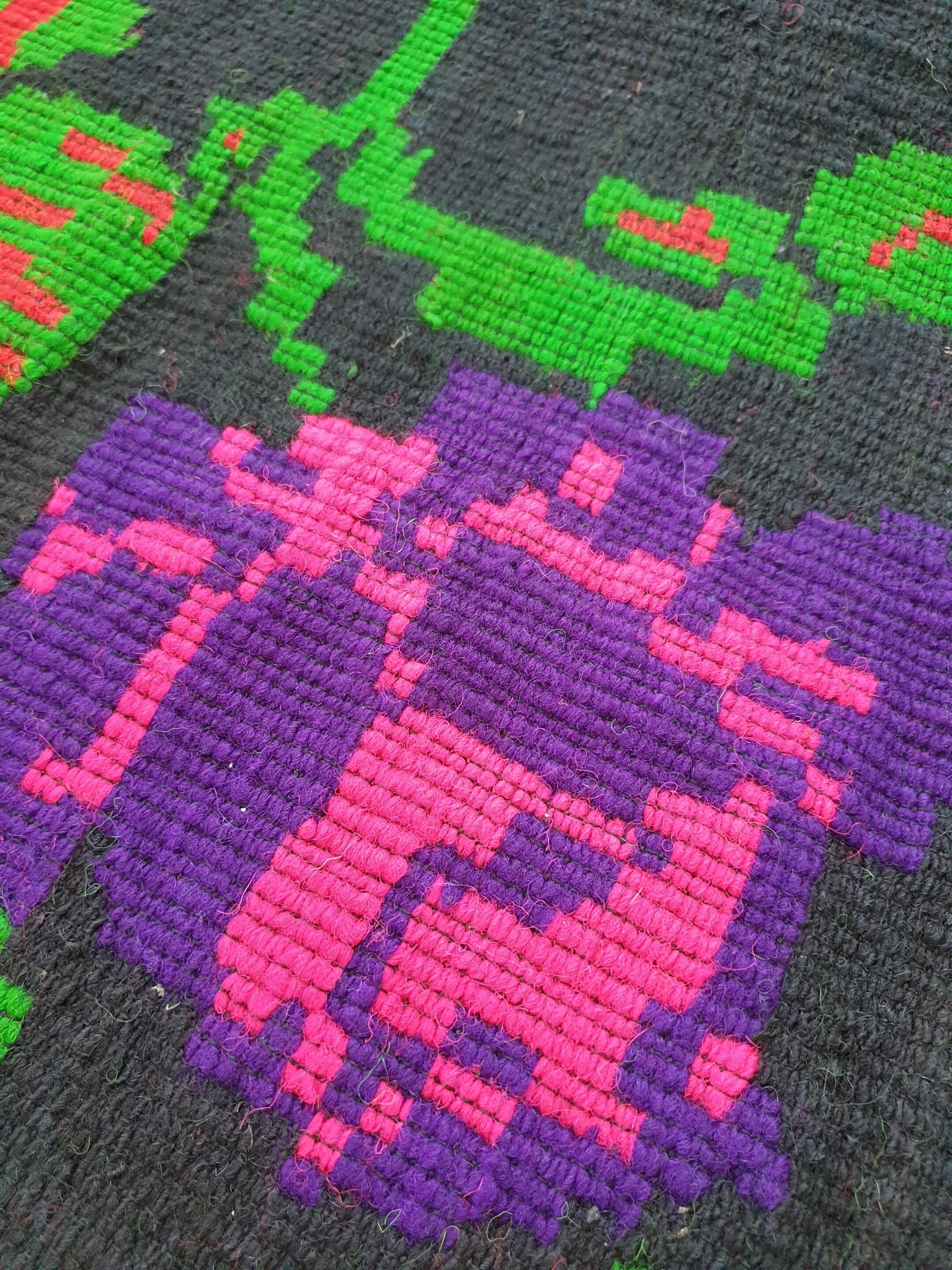 Tapis roumain tissé à la main, fond noir avec de grandes roses