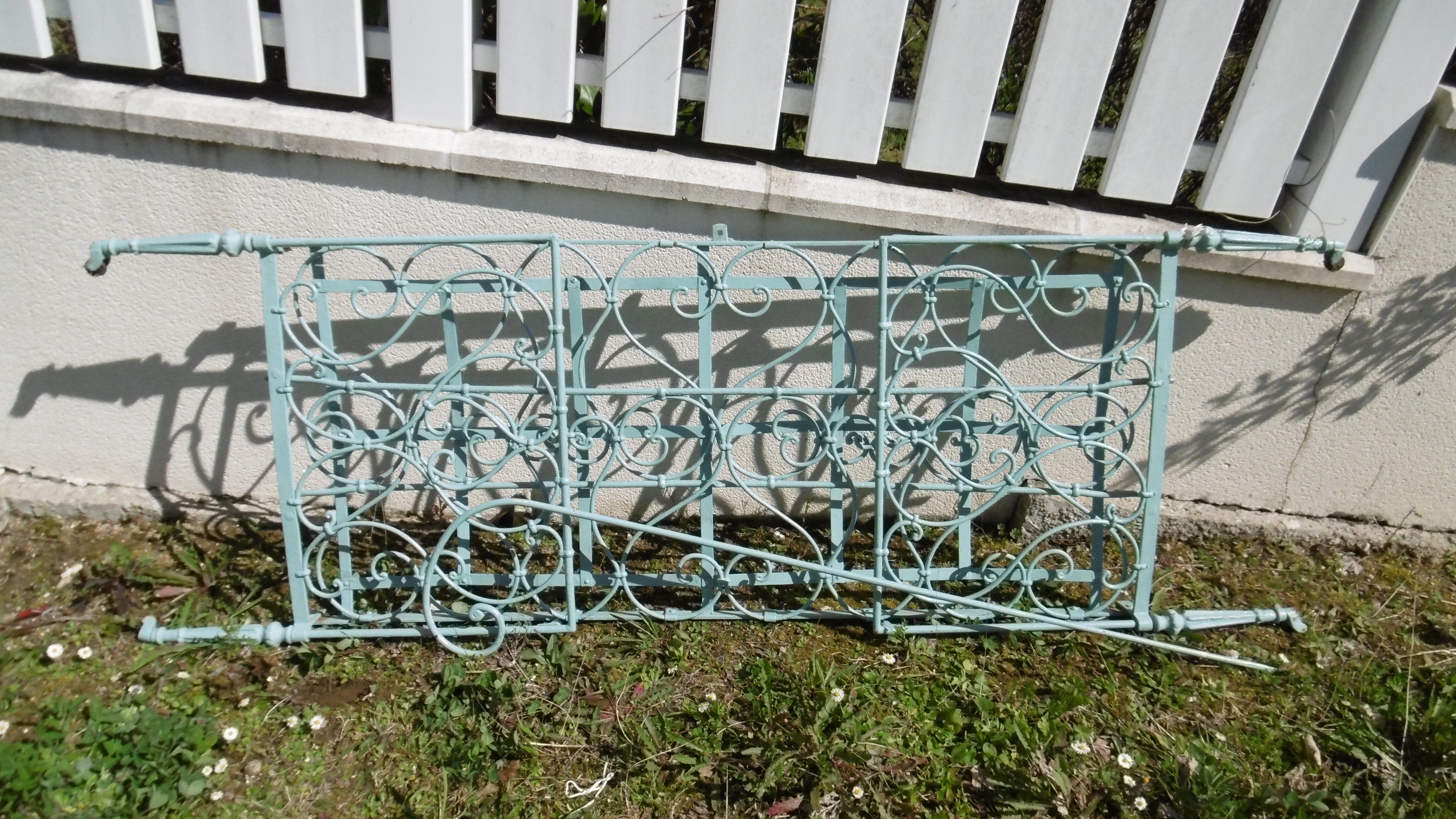 Wrought iron bed and his Swan-neck