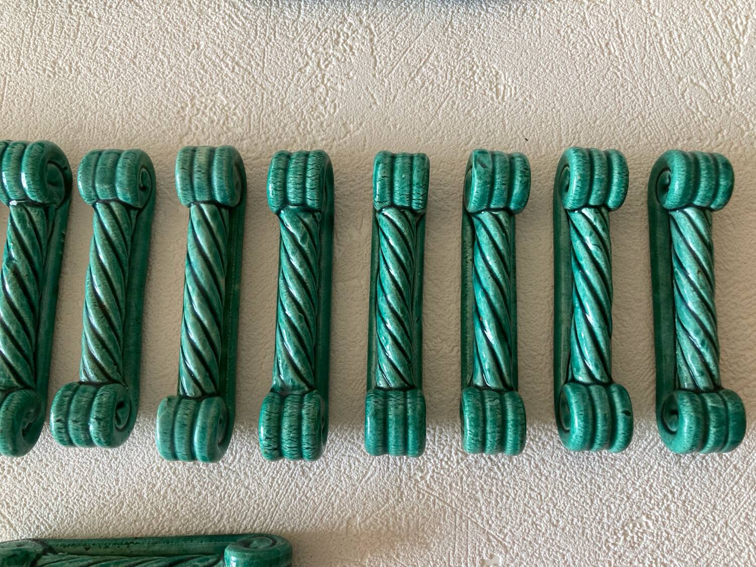 Table set in green Vallauris woven Barbotine