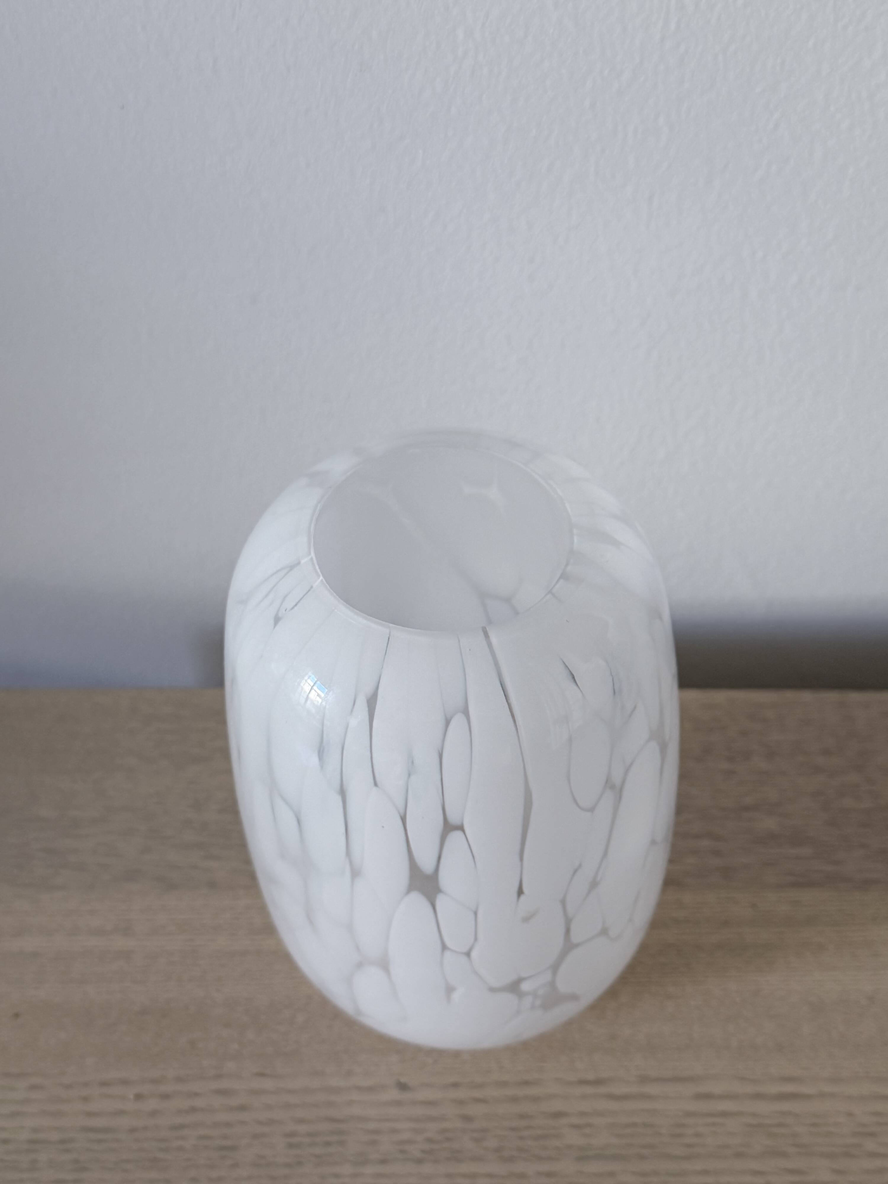 Petit vase en verre blanc moucheté