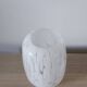 Petit vase en verre blanc moucheté