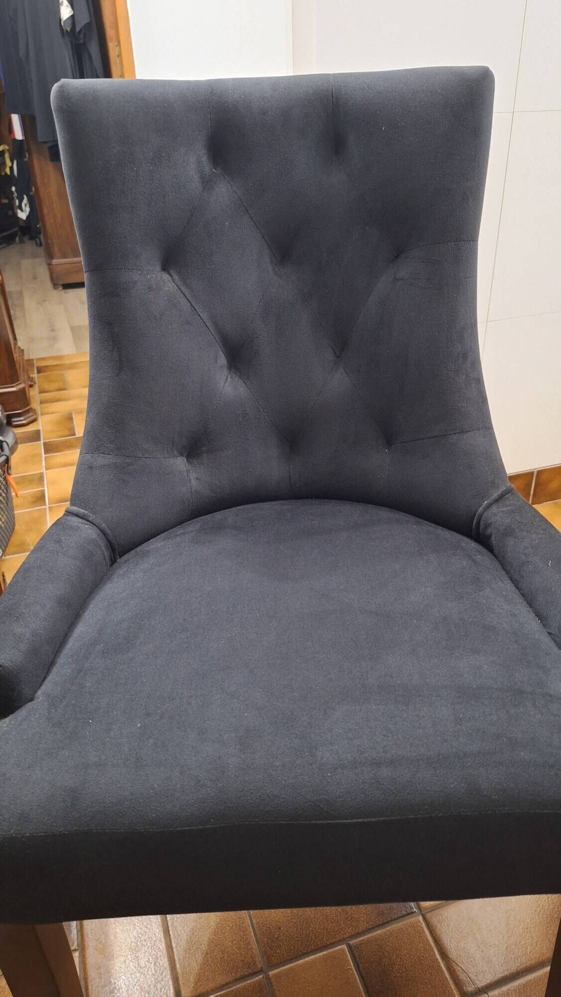 fauteuil capitonné velours noir design