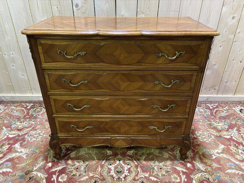 Commode en noyer de style Louis XV / rocaille