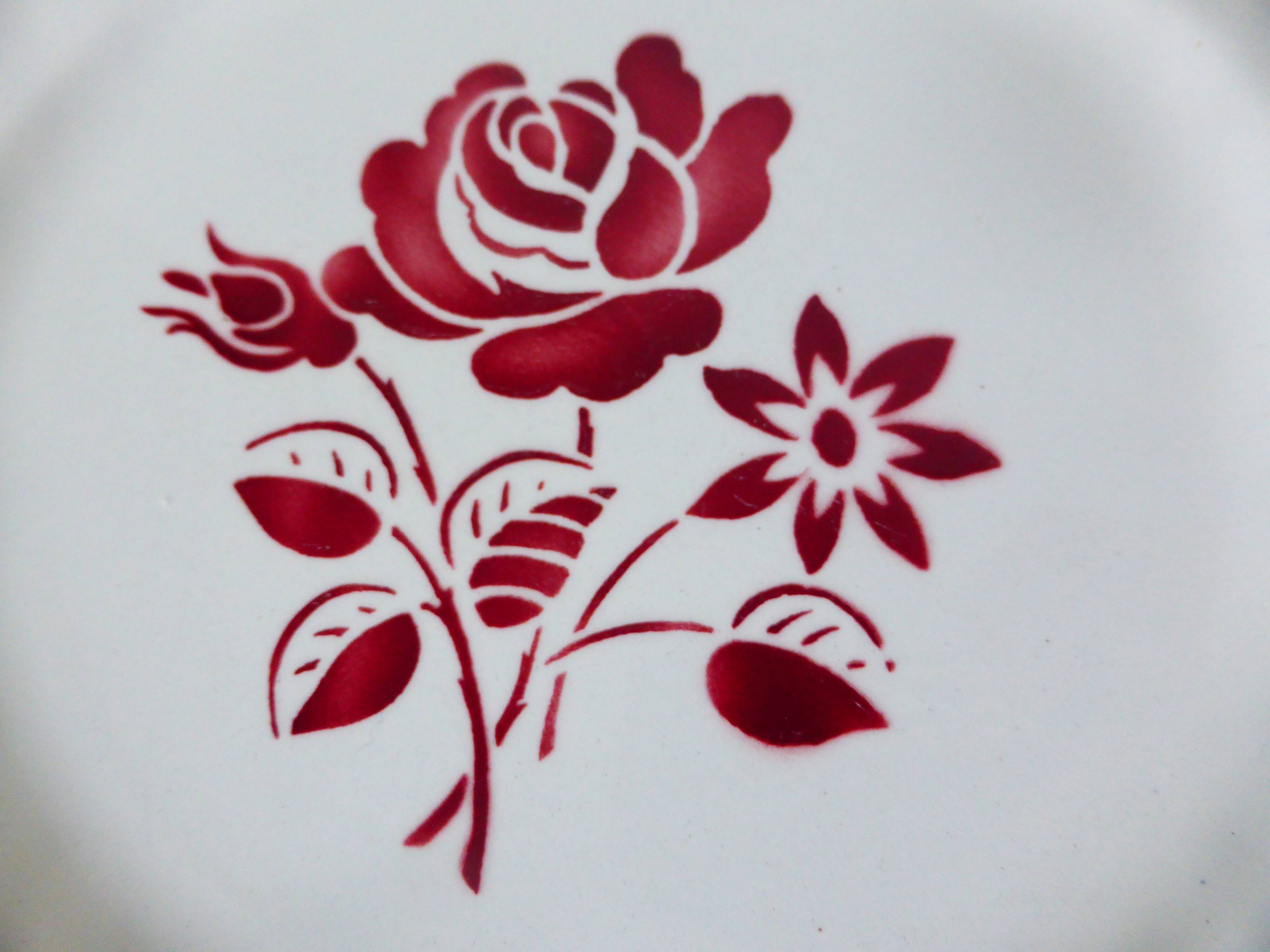 6 flat plates with red flowers in porcelain