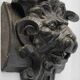 Sculpture de tête de lion en bois teinté
