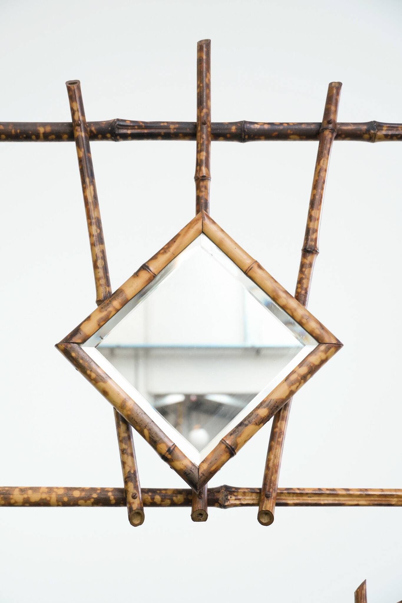 Porte-manteau ancien français en bambou, avec miroir et porte-parapluie.