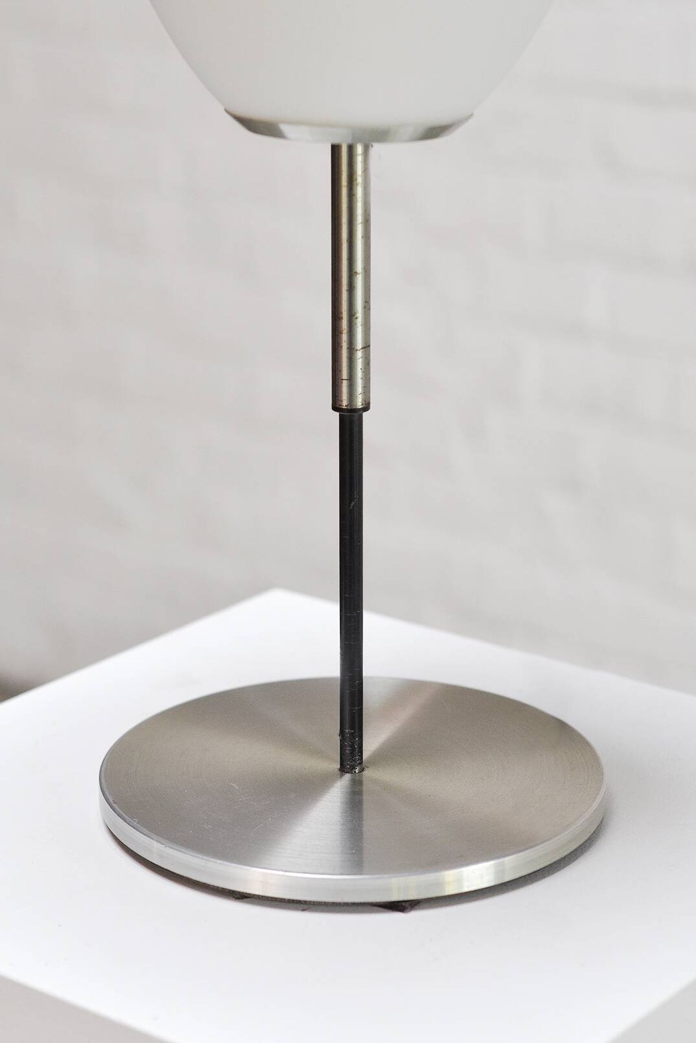 Lampe de table italienne en métal et verre opale, années 1960
