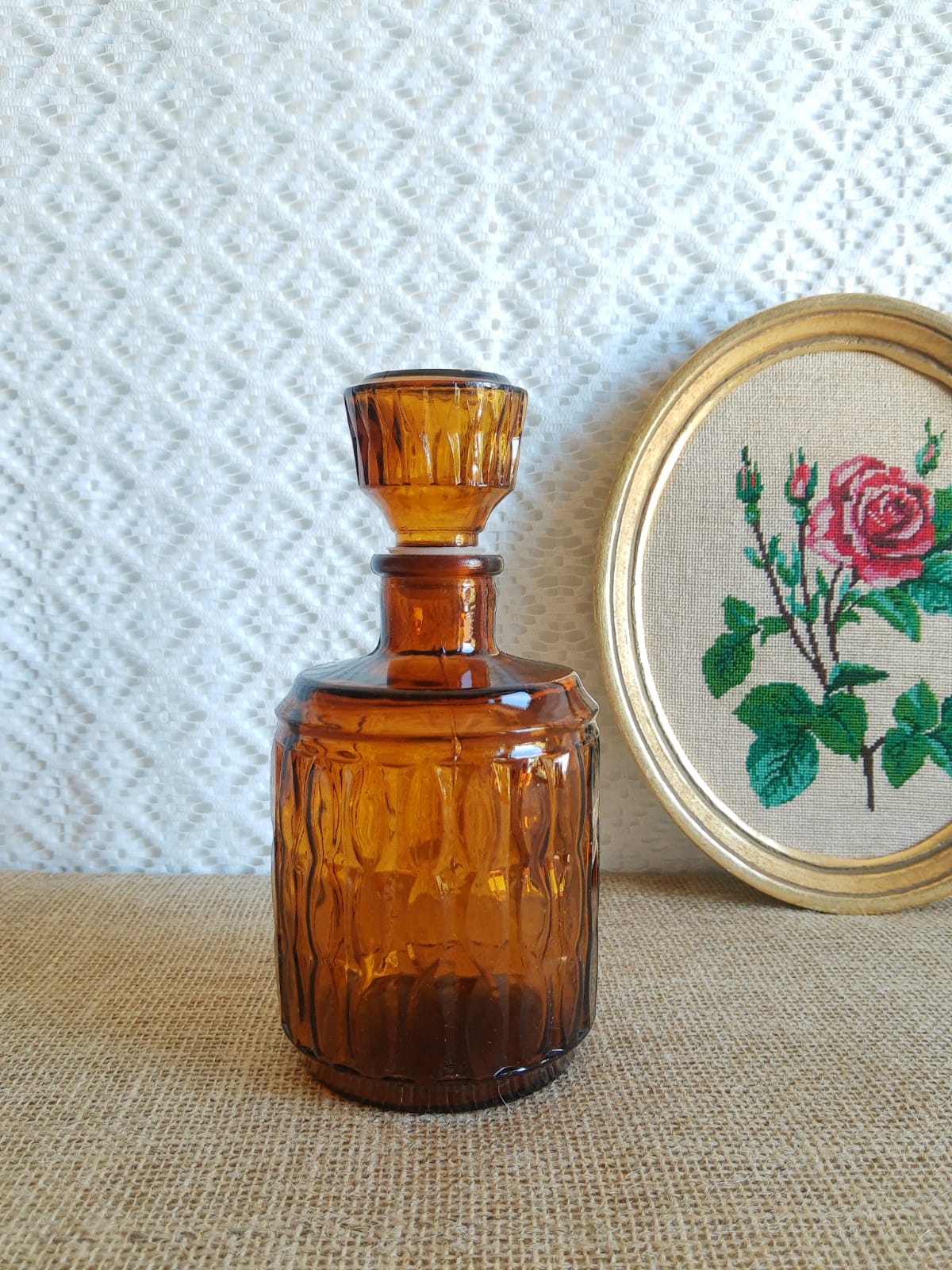 Carafe en verre ambré avec bouchon vintage