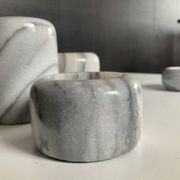 Série de 5 bougeoirs gigognes en marbre blanc