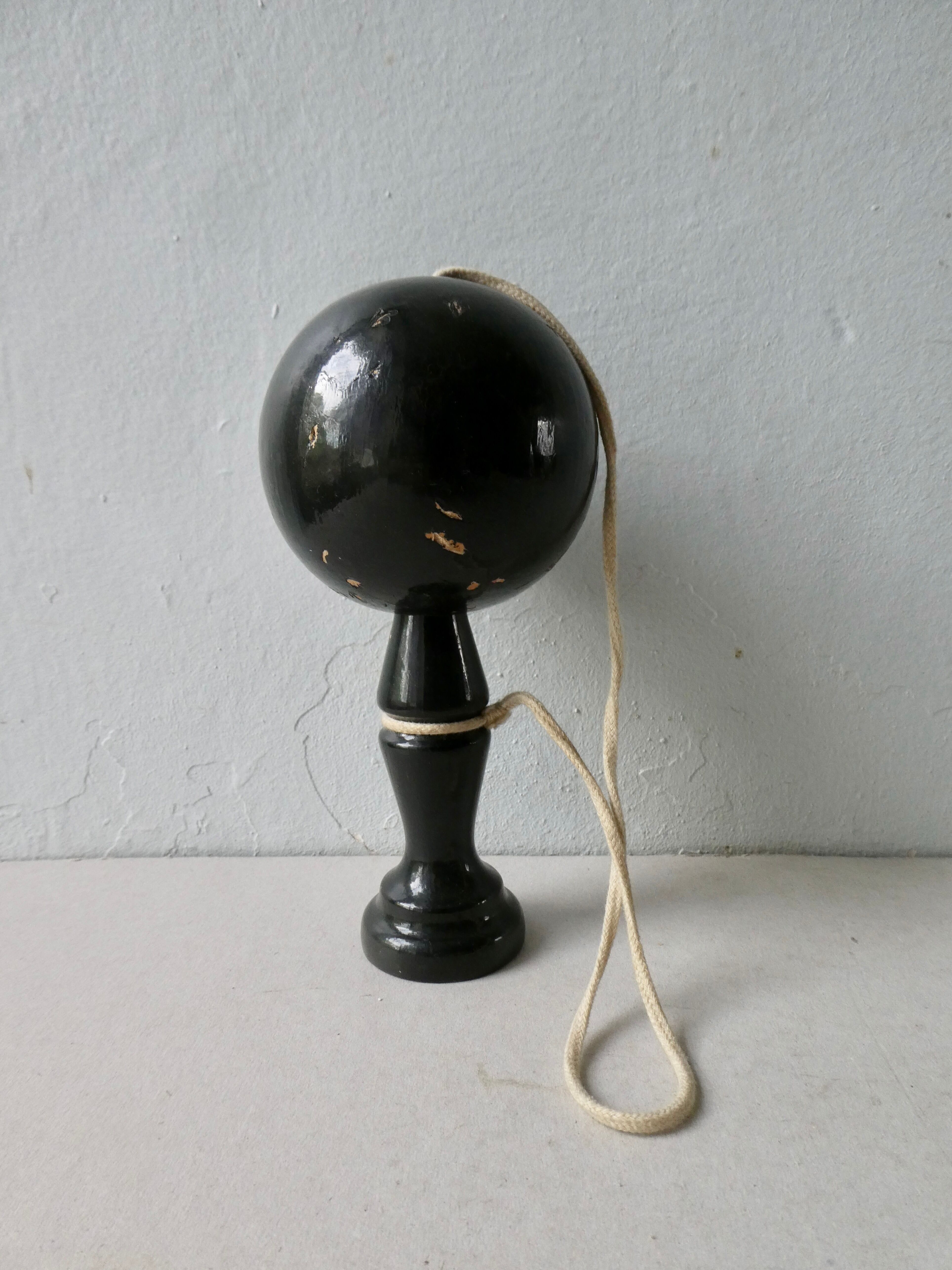 Bilboquet old lacquered black 18 cm