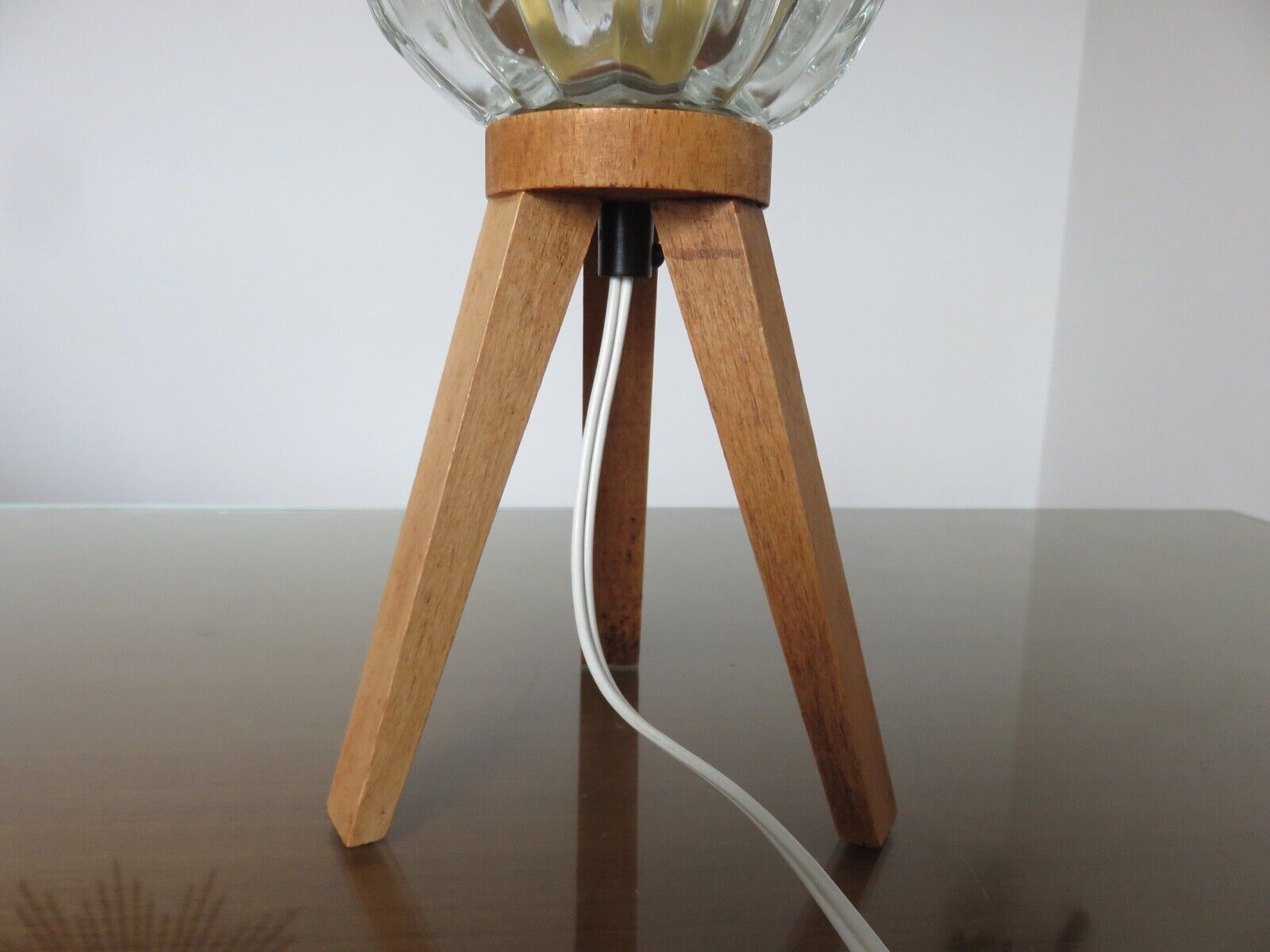 Tripod lamp in wood and glass J.T. Kalmar 1970 Austria