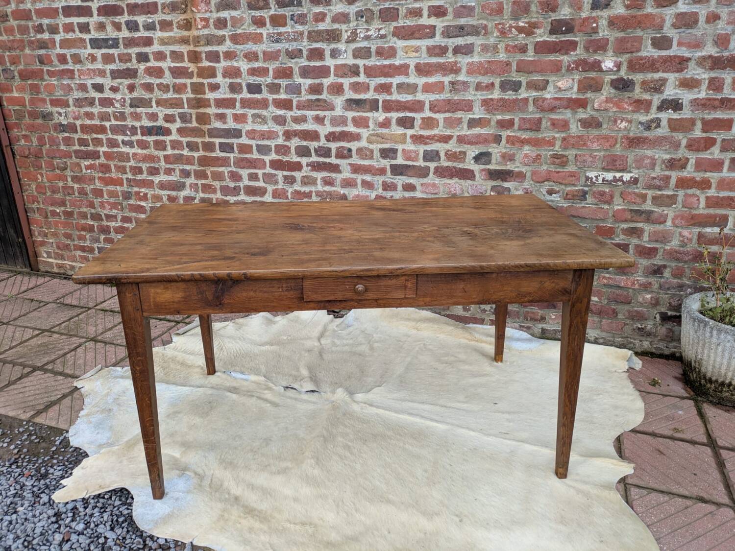 Desk table