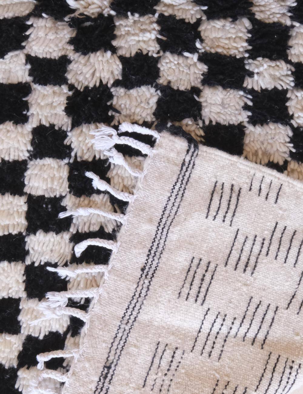 Black and white checkered rug - 193 x 117 cm