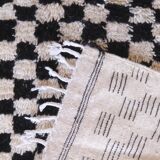 Black and white checkered rug - 193 x 117 cm