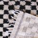Tapis à damiers noirs et blancs