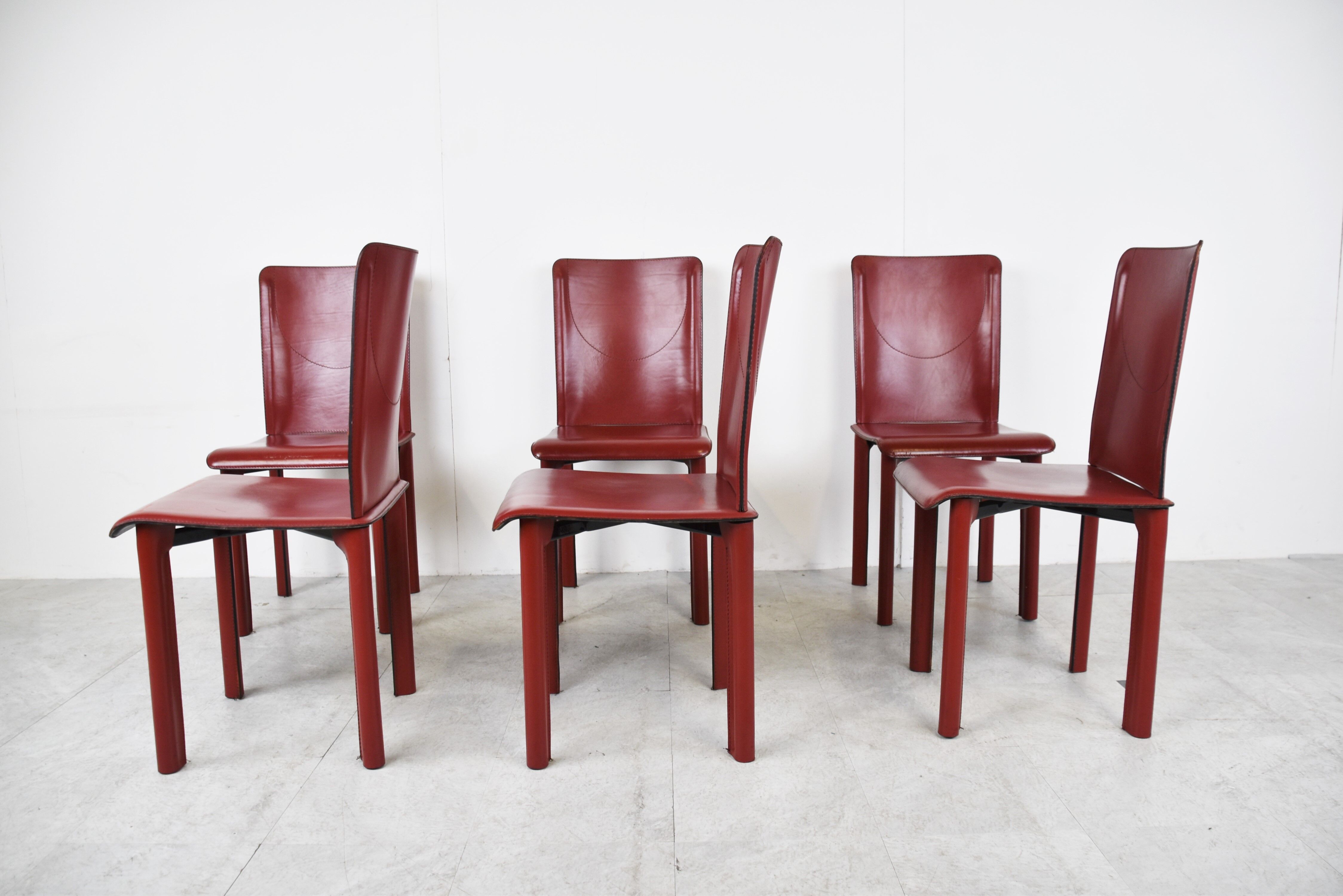 Lot de 6 chaises de salle à manger en cuir rouge fabriquées en Italie, années 1980