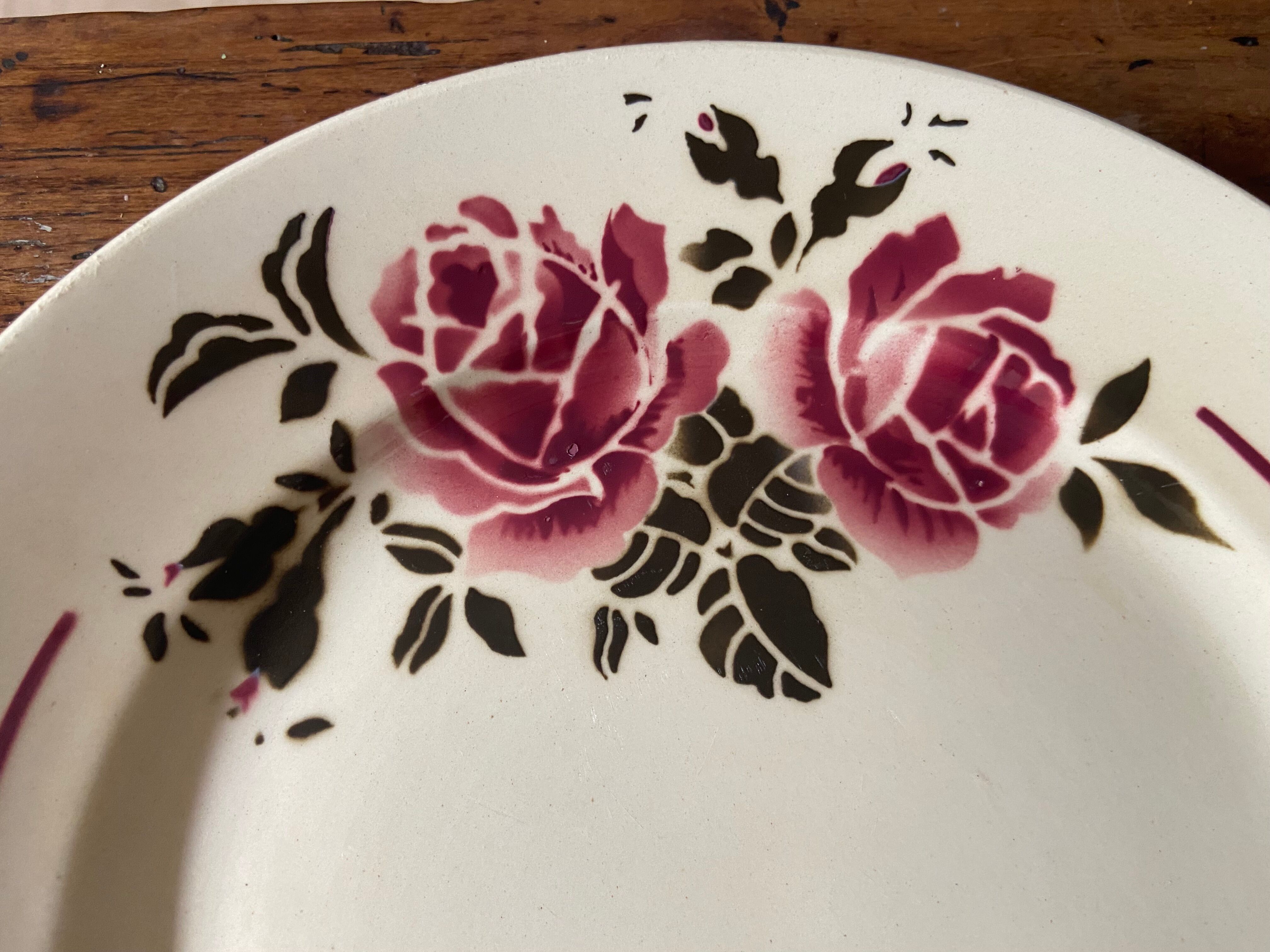 4 Badonviller Strasbourg model flat plates with rose decoration