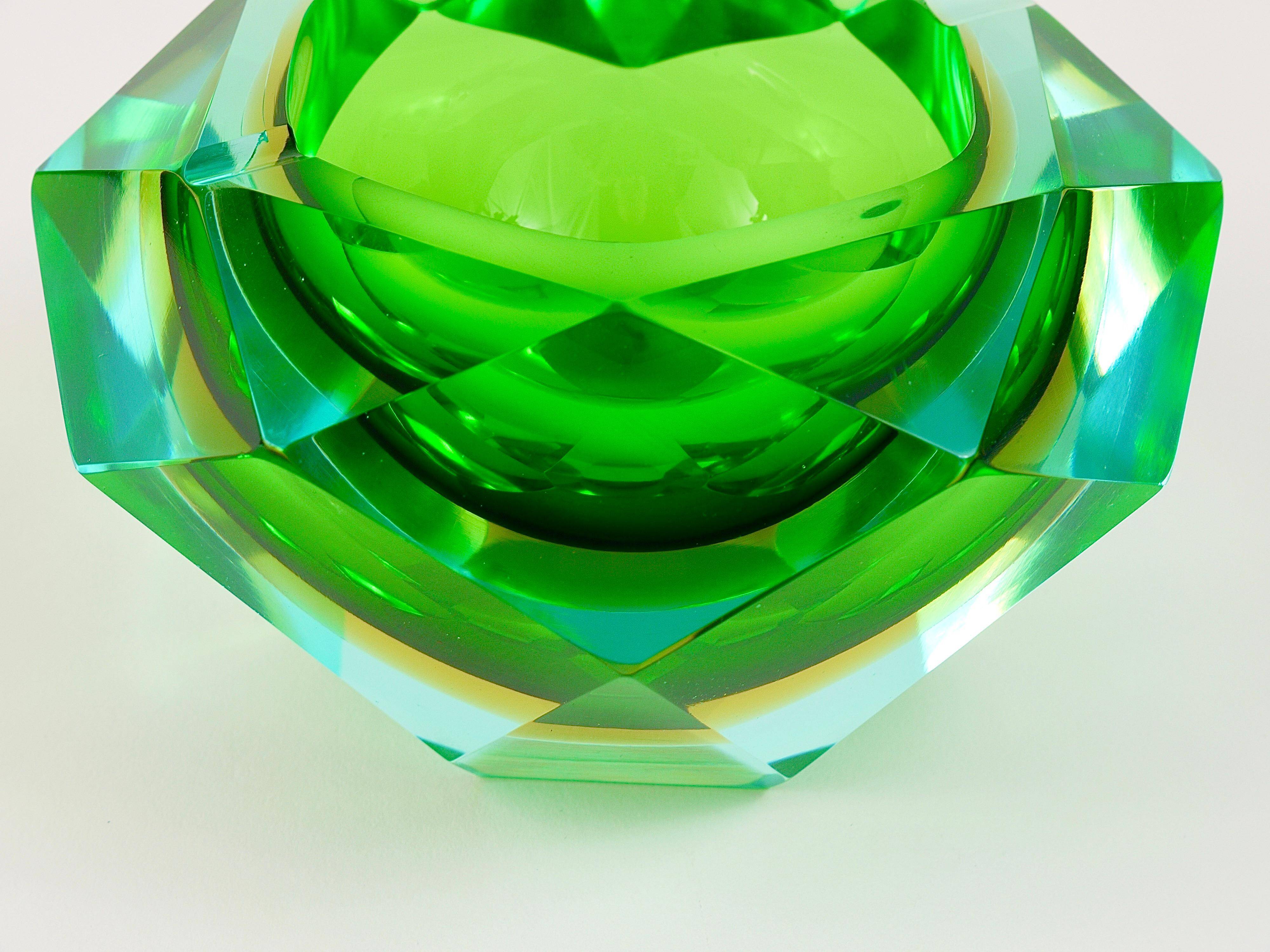 Faceted diamond ashtray in colour from the 1960s by Flavio Poli for Seguso, Murano, Italy.