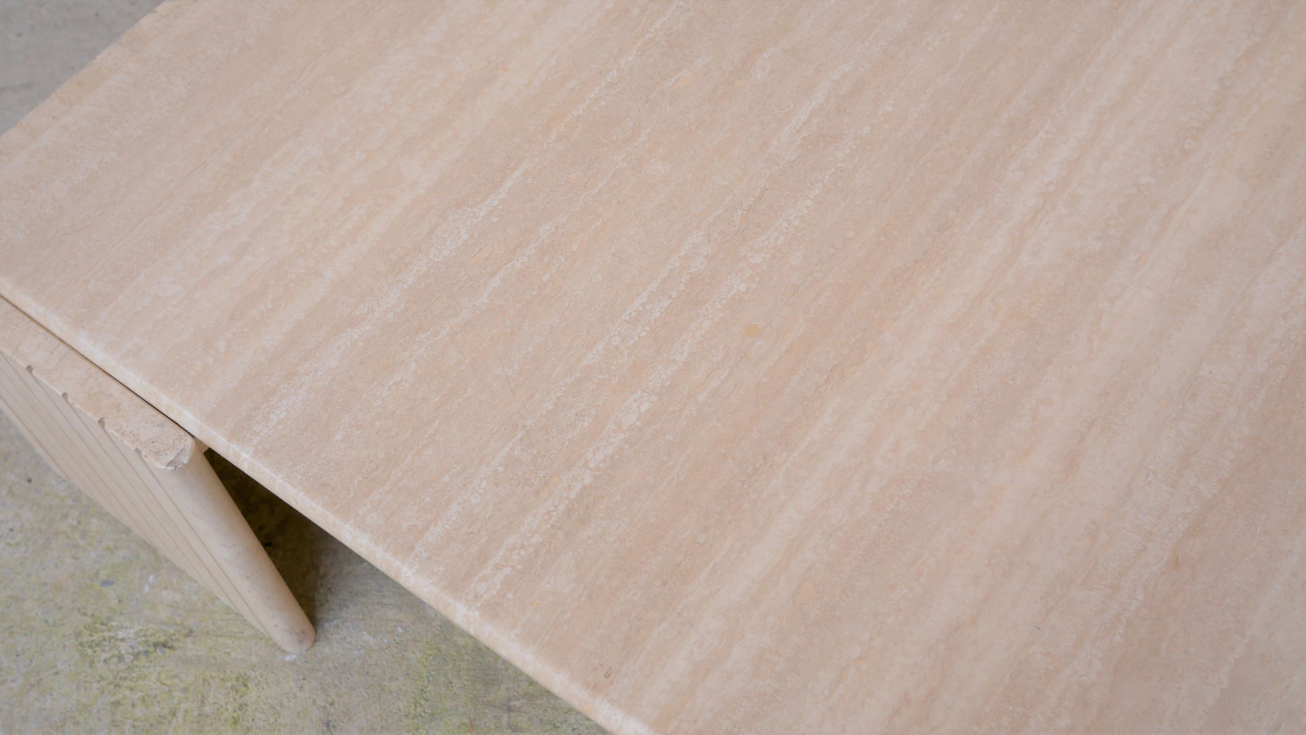 Table basse vintage en travertin par les éditions Roche Bobois