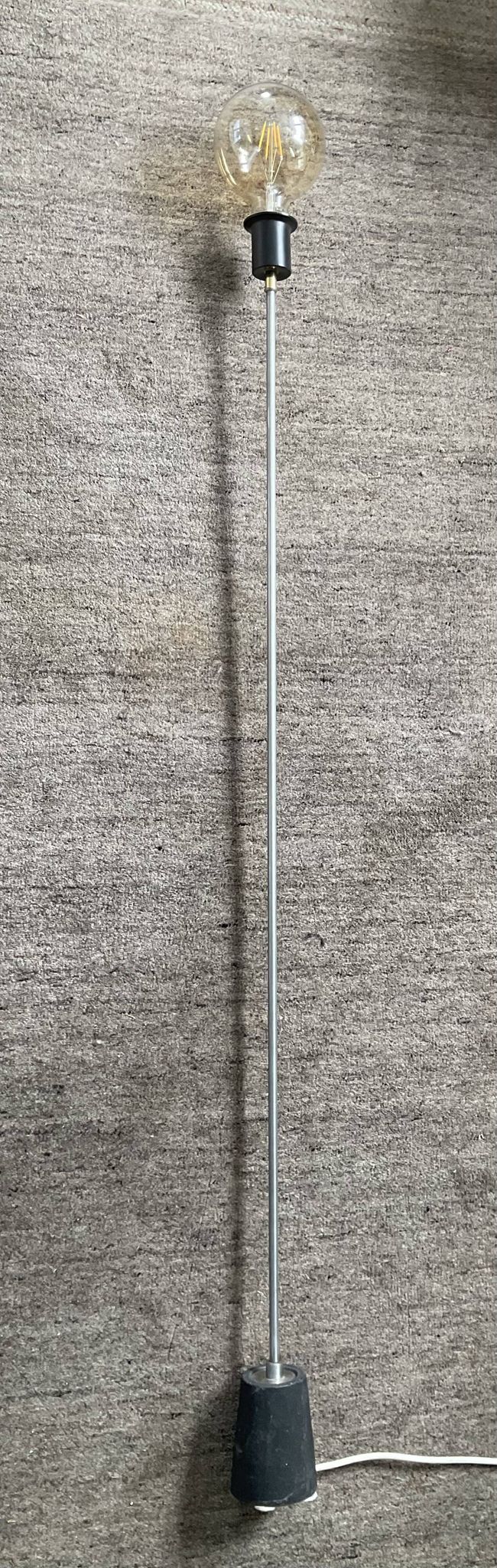Lampadaire minimaliste en fonte et métal chromé