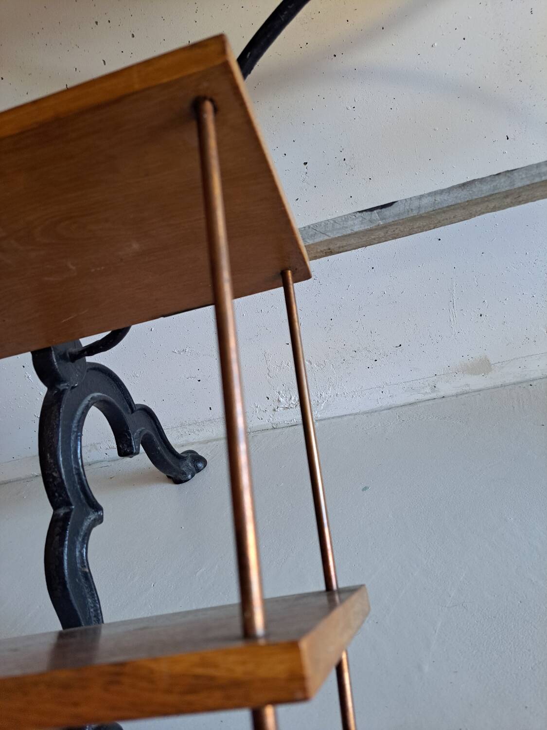 Wall shelf in oak and copper from the 50s