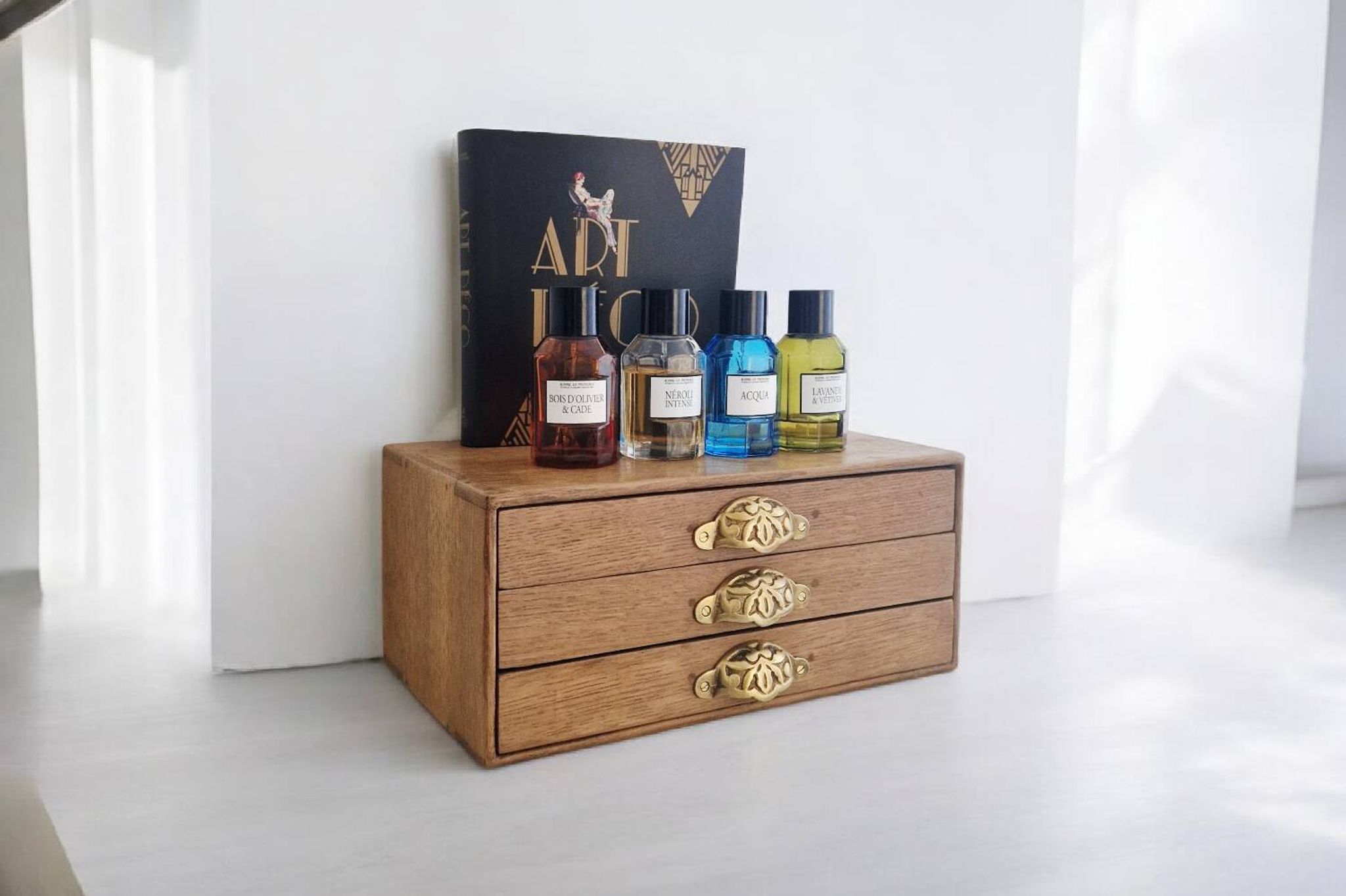 Small storage chest of drawers in oak and brass - 1900s period
