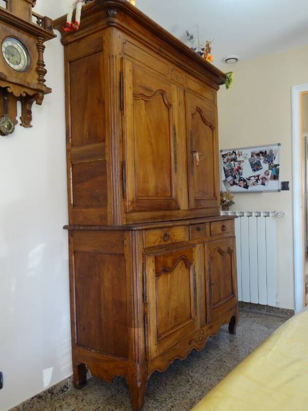 magnificent two-body buffet from the 18th century in walnut – an exceptional antique piece