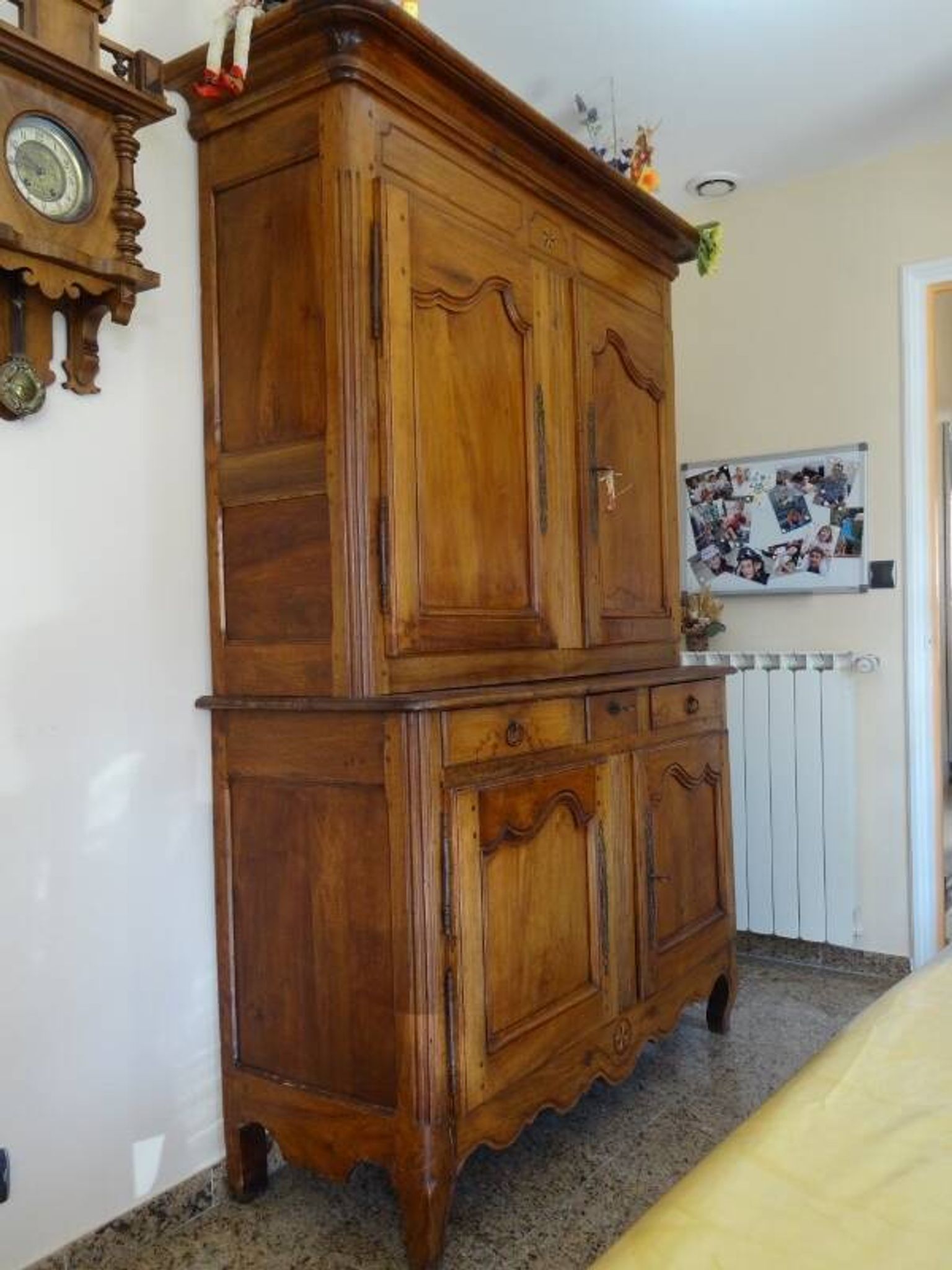 magnificent two-body buffet from the 18th century in walnut – an exceptional antique piece