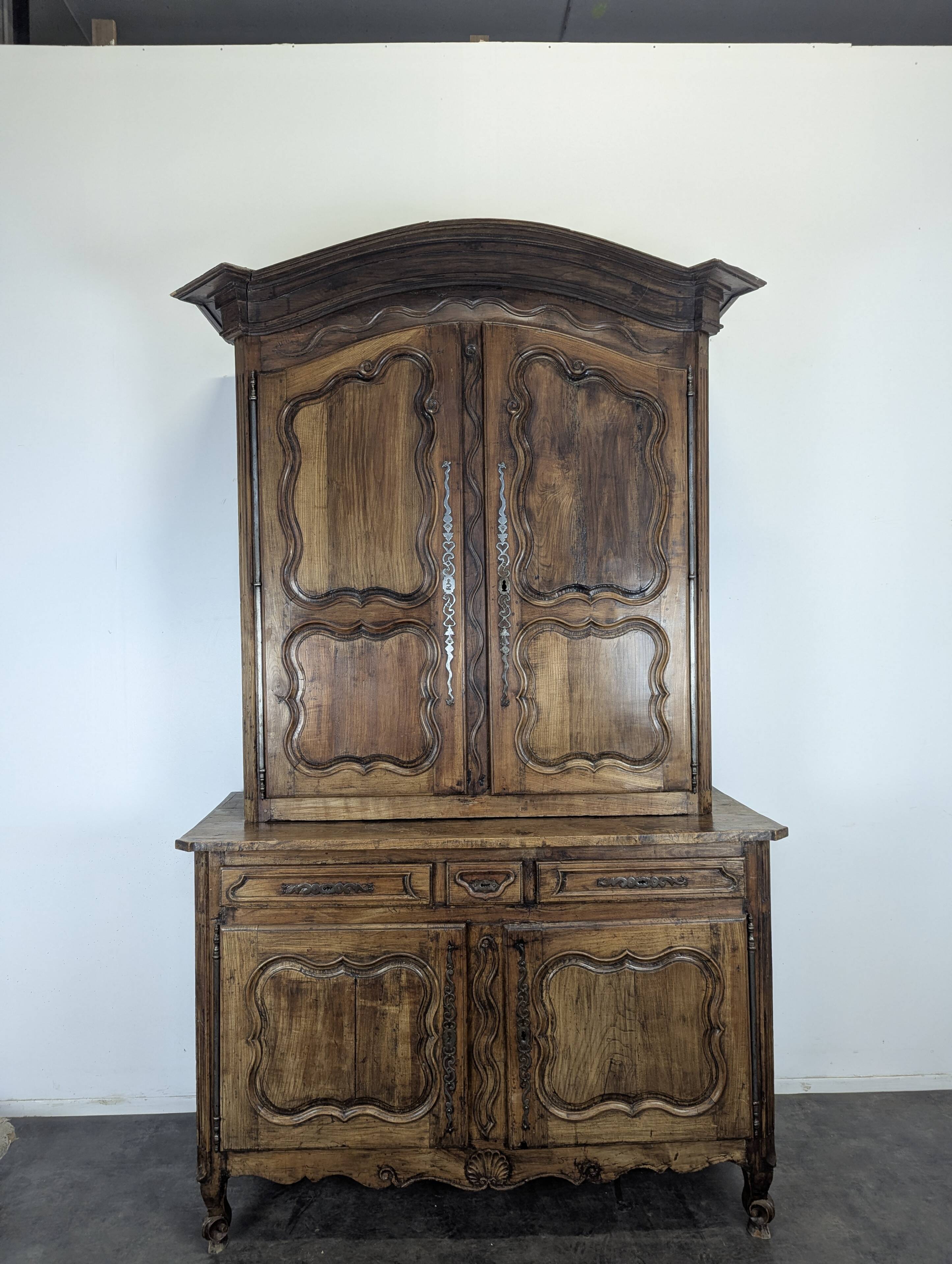 Buffet deux corps Louis XV en chêne à panneaux chantournés