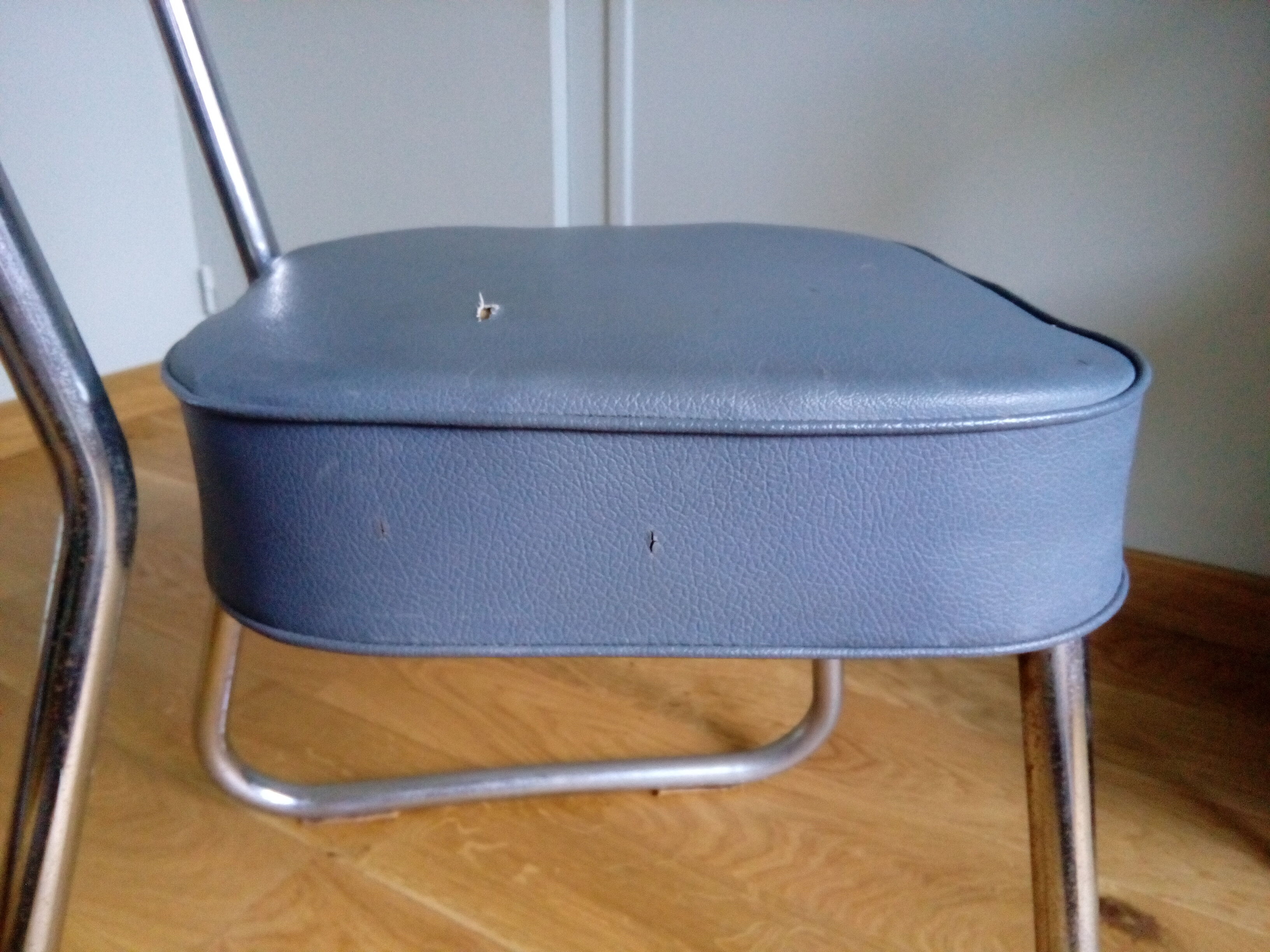 Bauhaus industrial style office chair shaped sled or sled in chrome tubular metal and skai