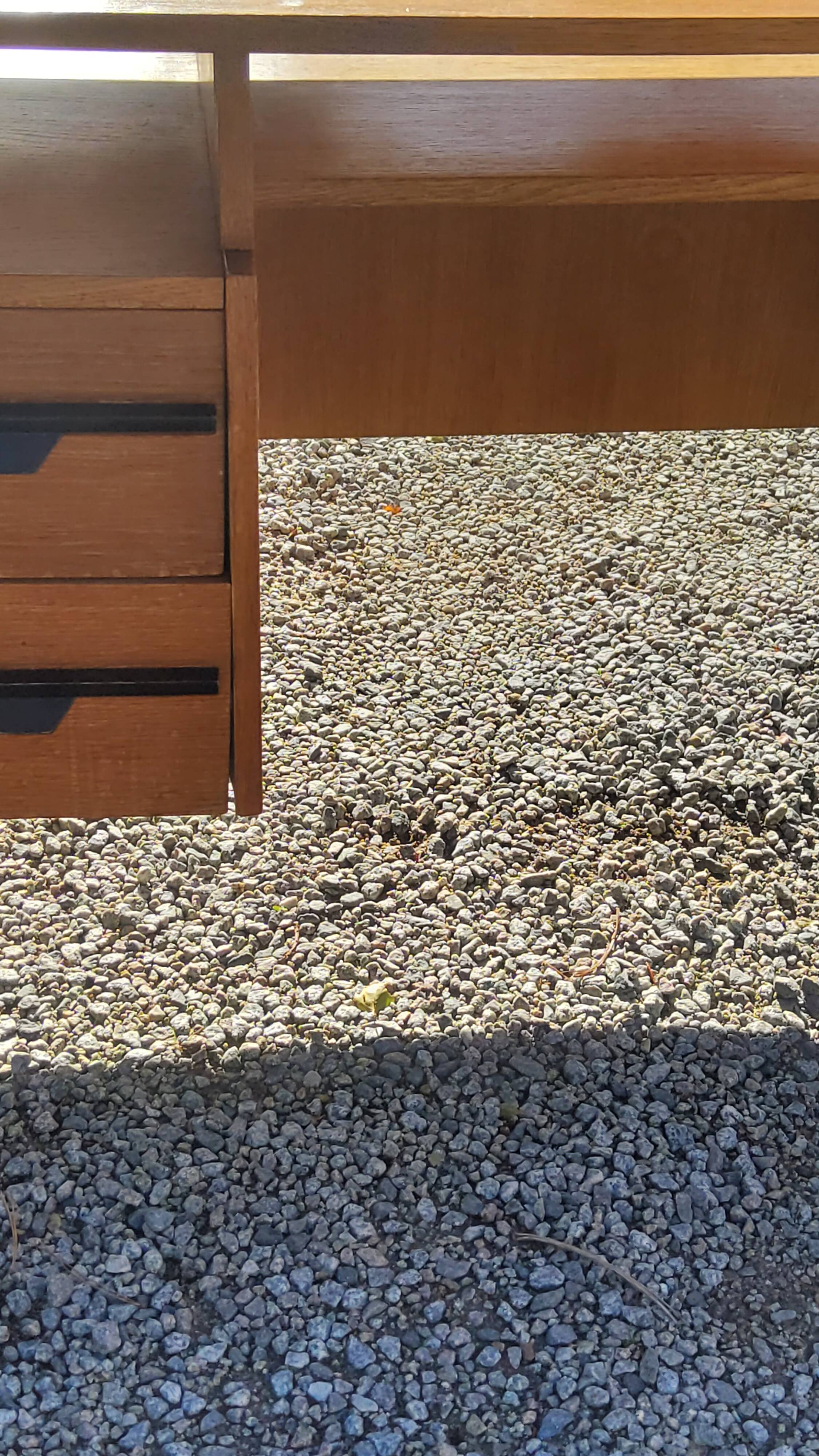 Bureau vintage en chêne blond piètement en bois noirci des années 50