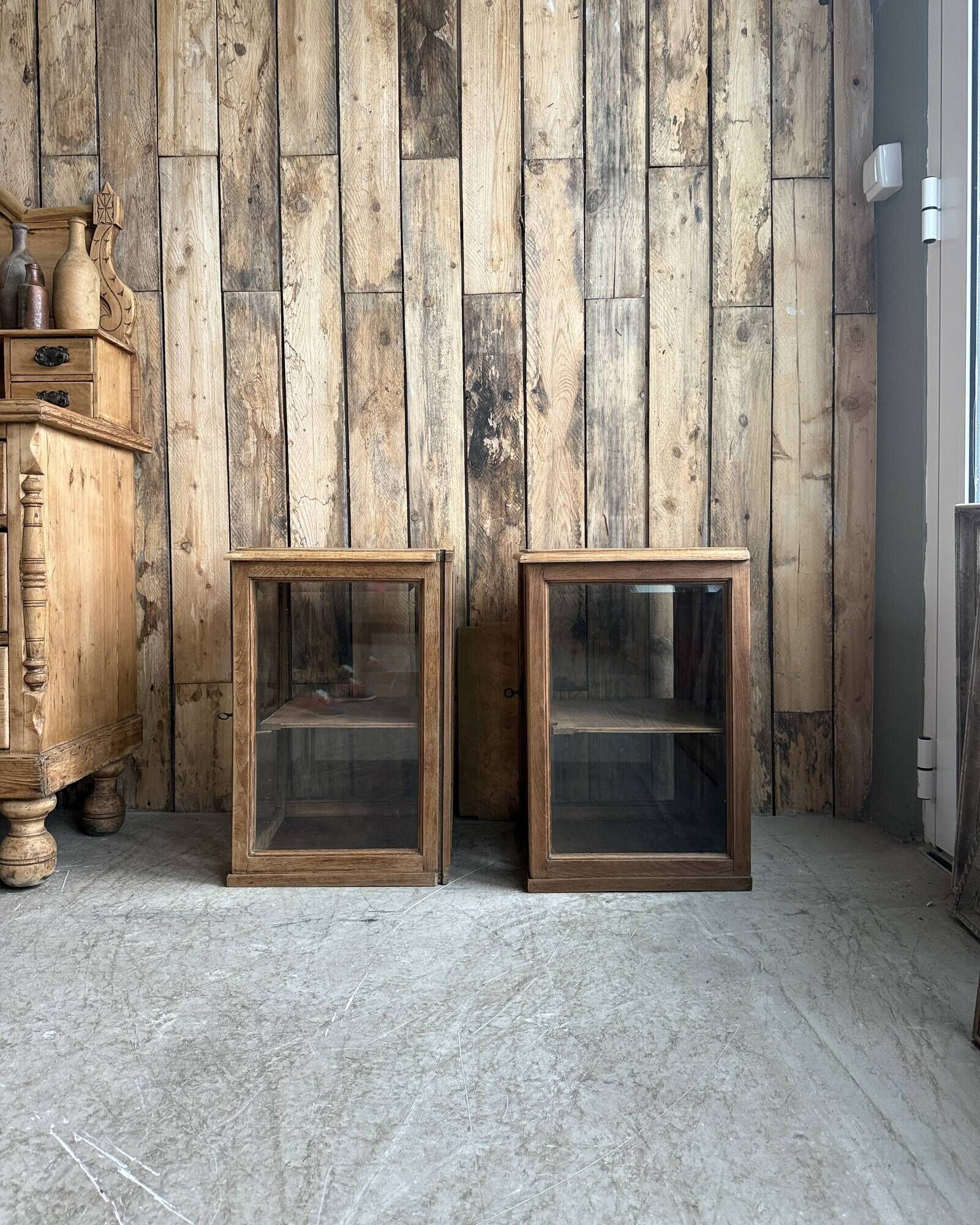 Pair of small Art Deco display cabinets in oak (renovated)
