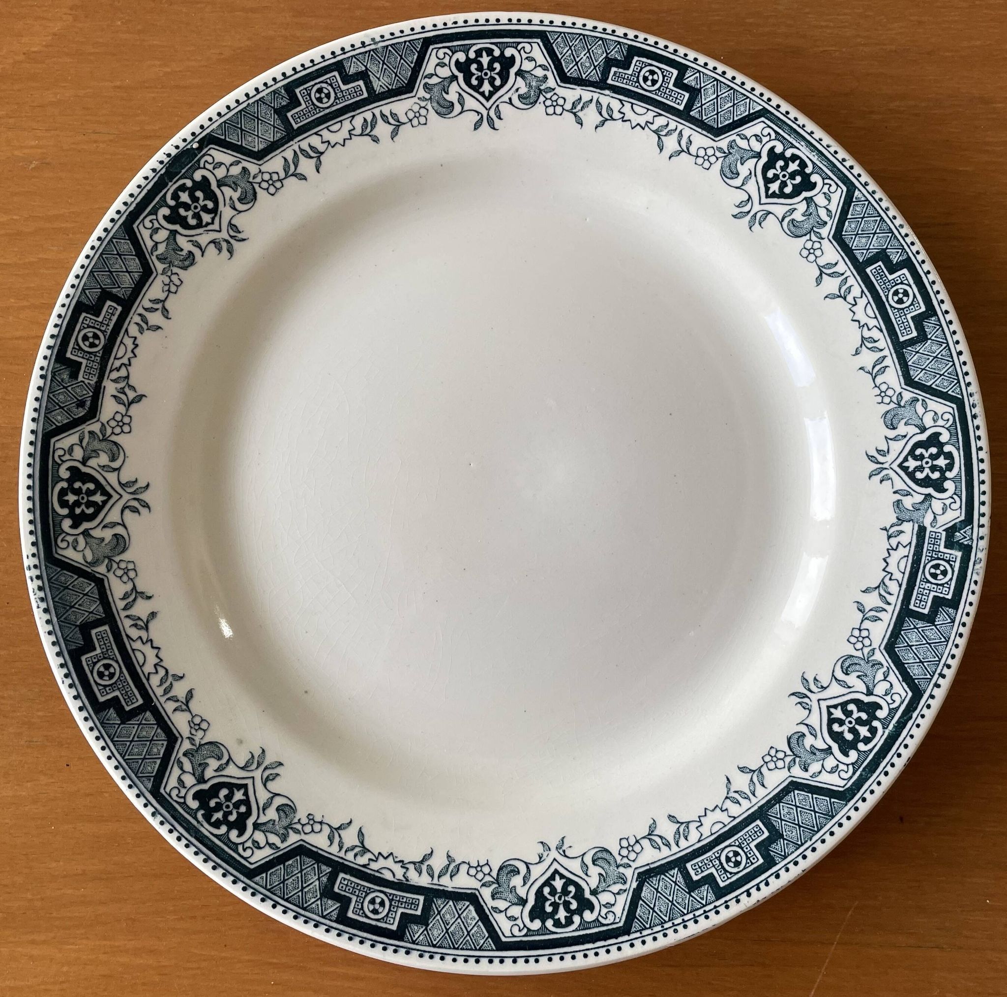 6 antique flat plates in Saint-Amand earthenware (Nord)