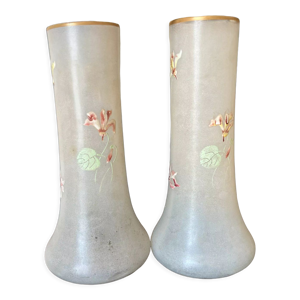 Paire de vases à motif de fleurs