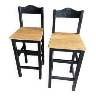 2 chaises de bar en bois