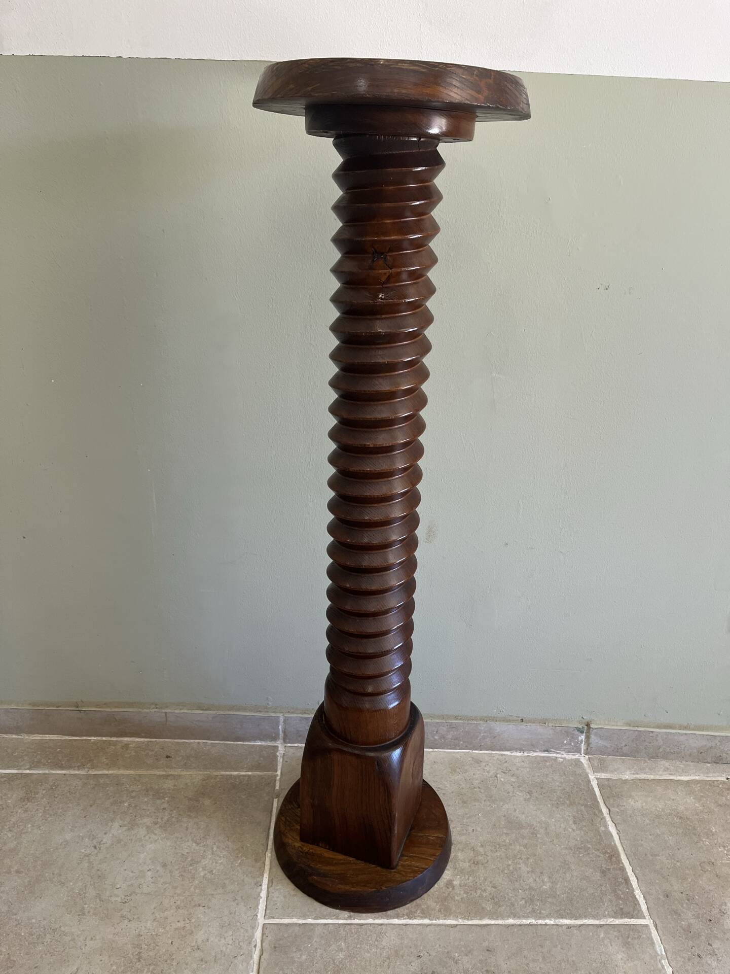 Column support screw of the press.