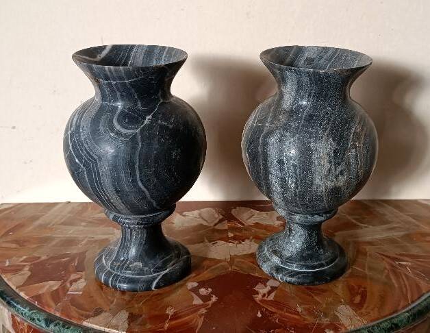 Pair of black serpentine marble vase-urns, early 20th century, Empire style