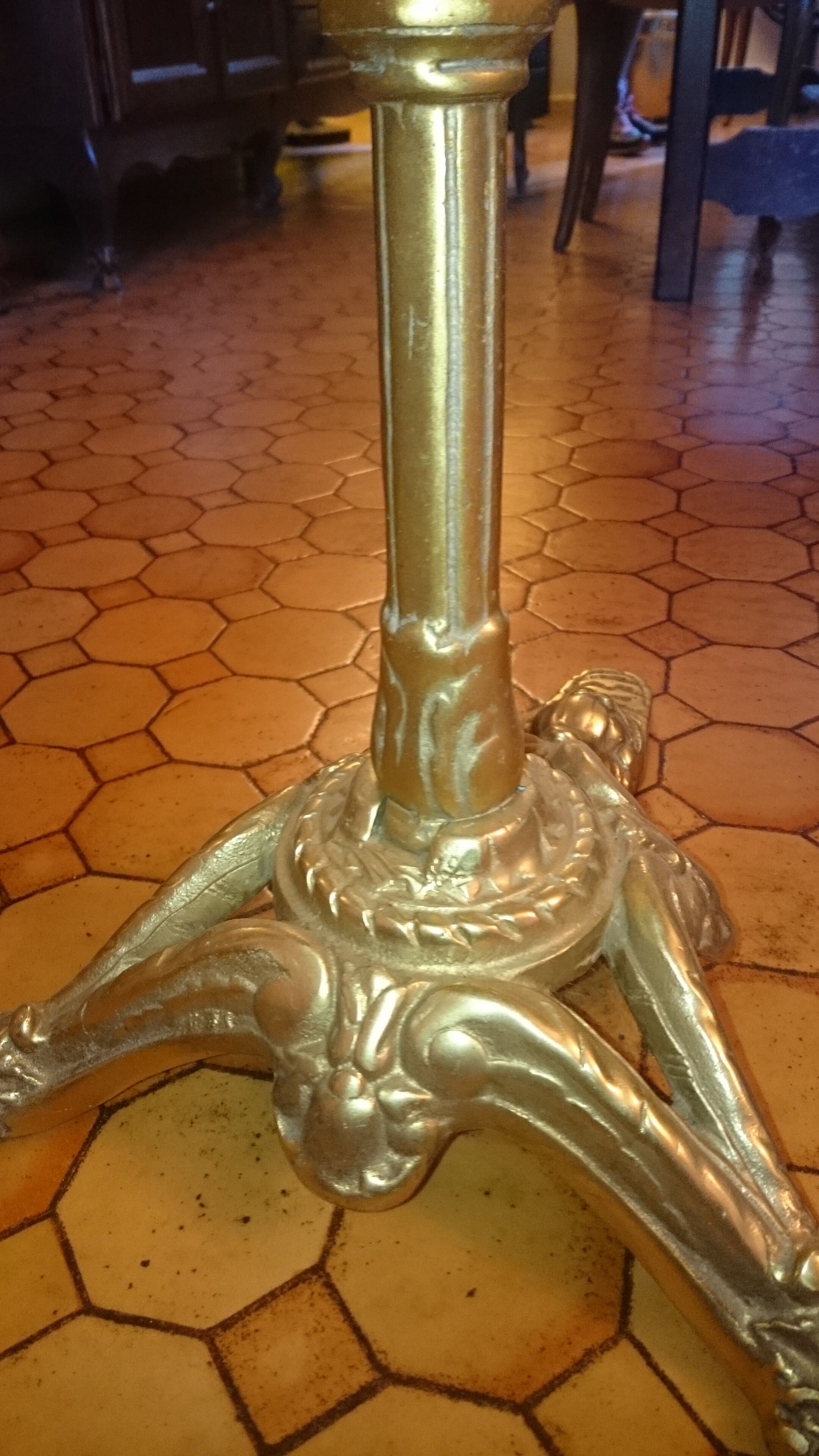 Holder carved metal pots early XXeme