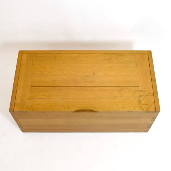 Coffre en pin produit dans les années 70.