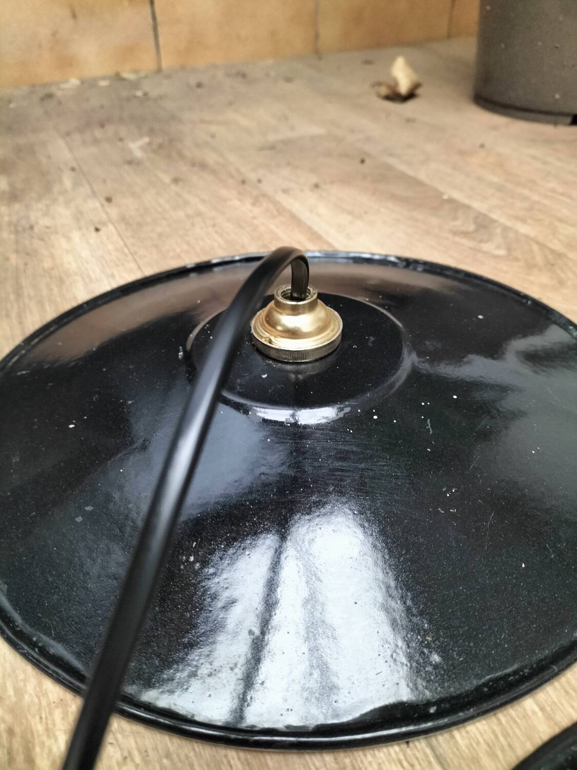 Enamelled sheet metal suspensions