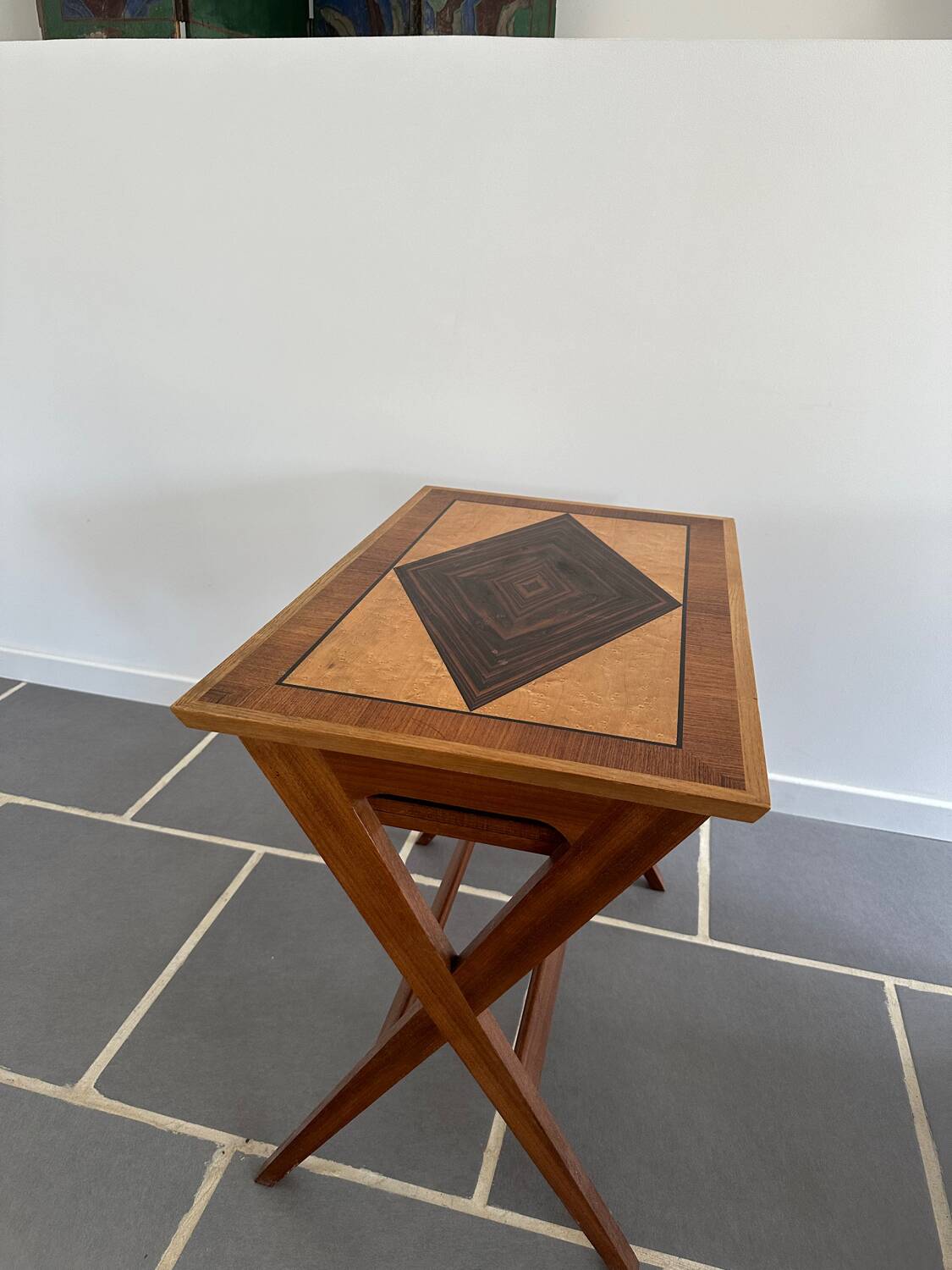 Table d’appoint moderniste bois exotique