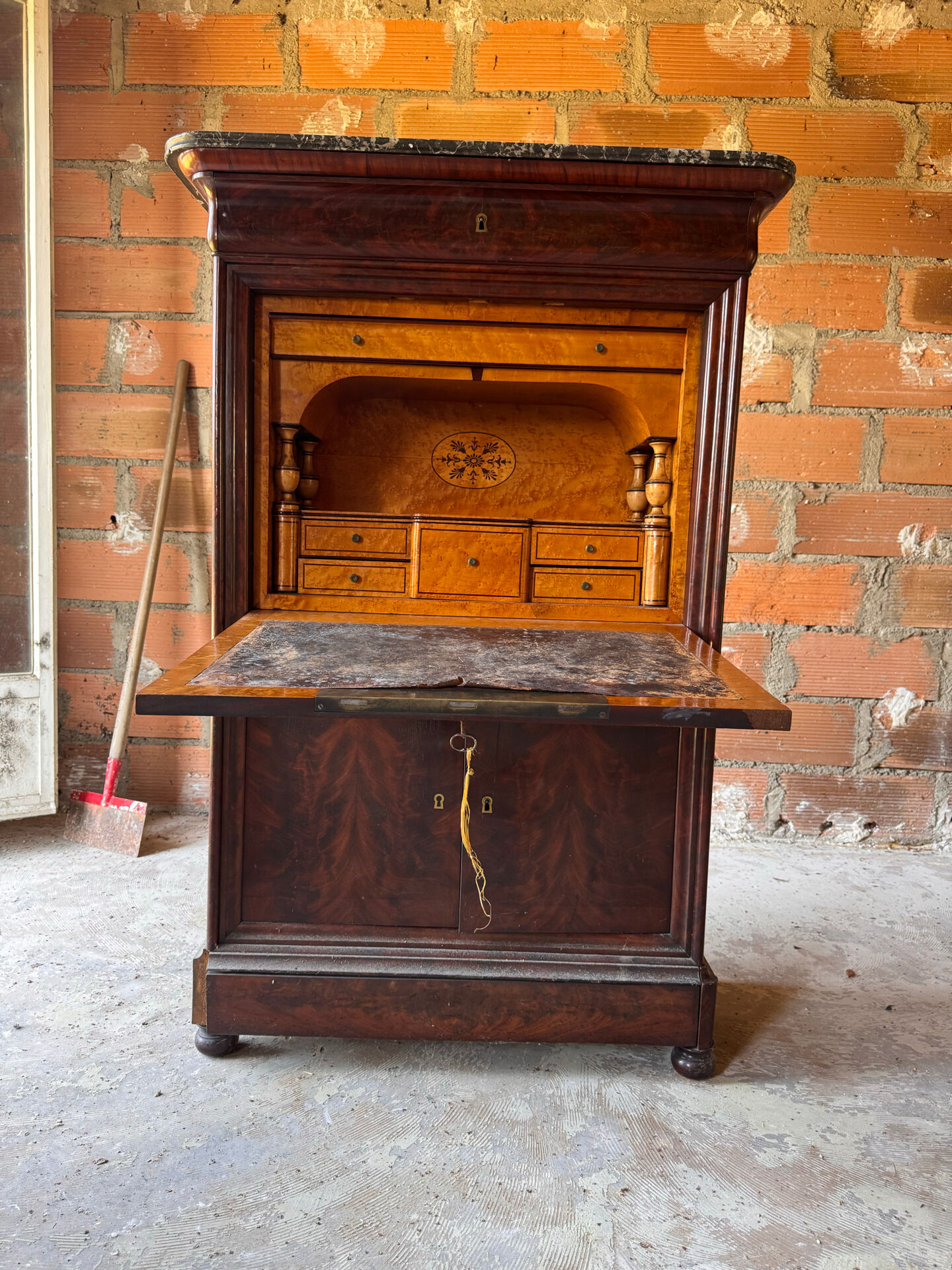 Large secretary with a drop-down front, Restoration style in flamed mahogany and marble.