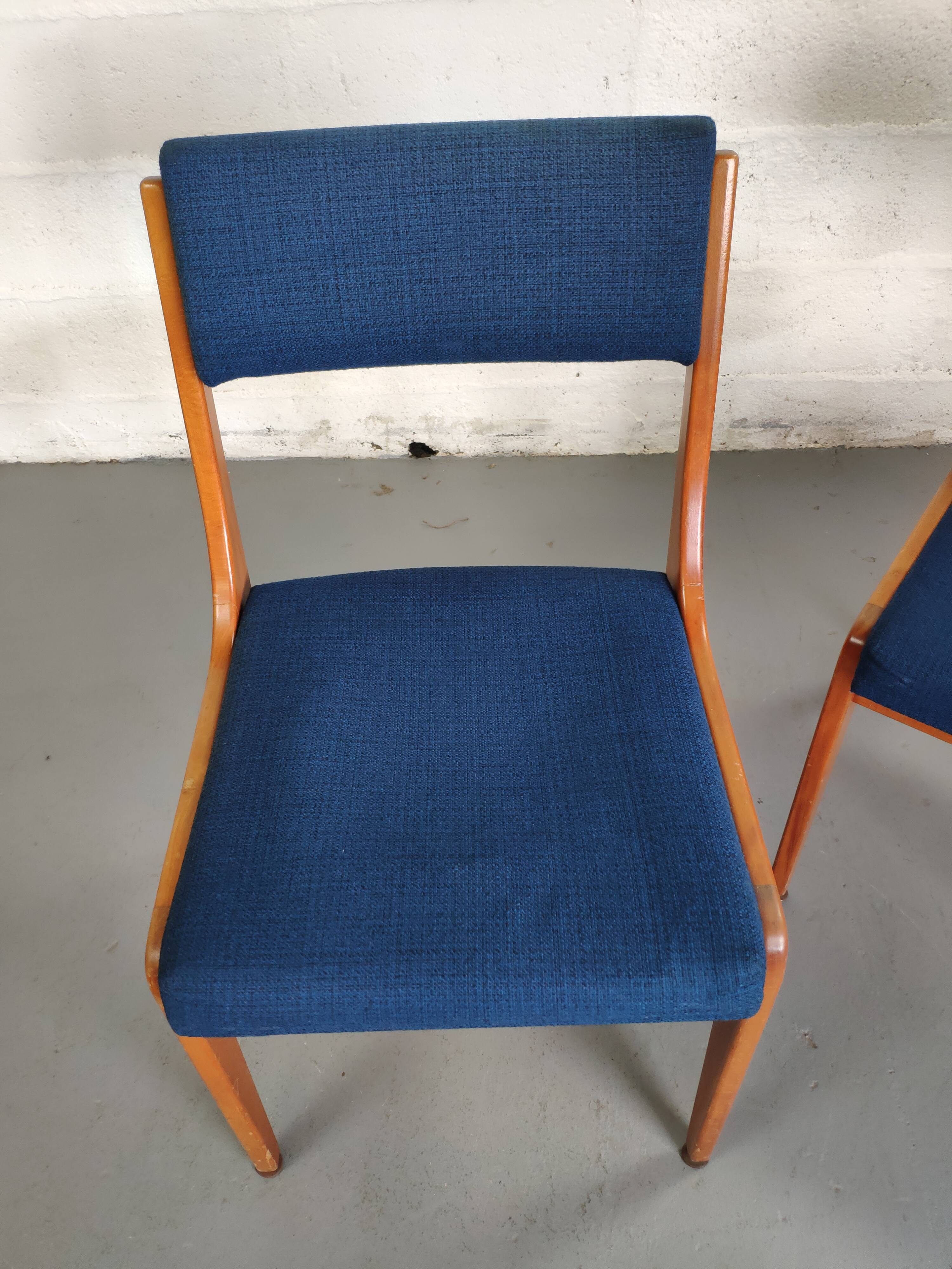 Lot de 4 chaises vintage piètement bois et tissu bleu circa 60