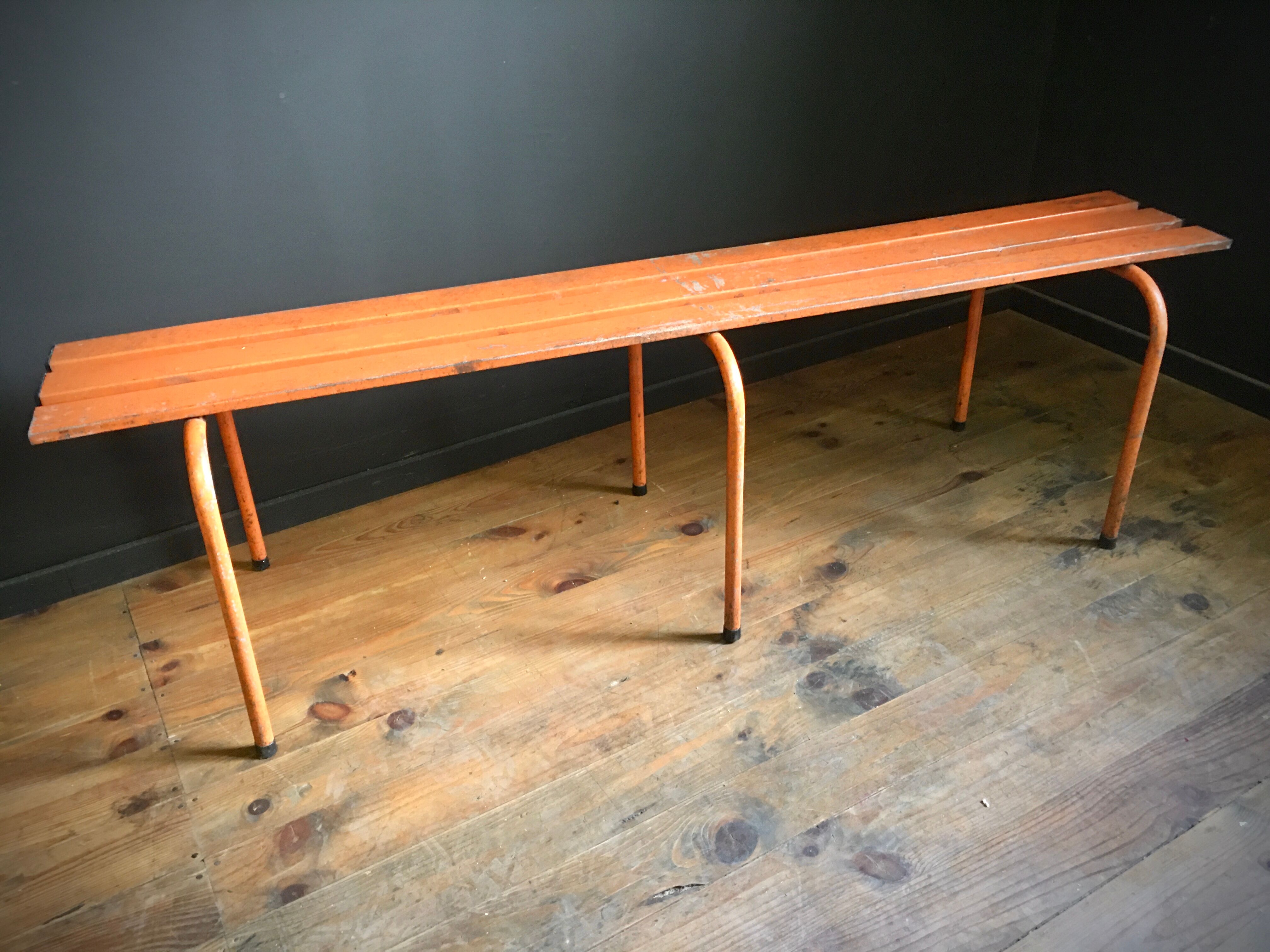 Ancien banc métallique orange