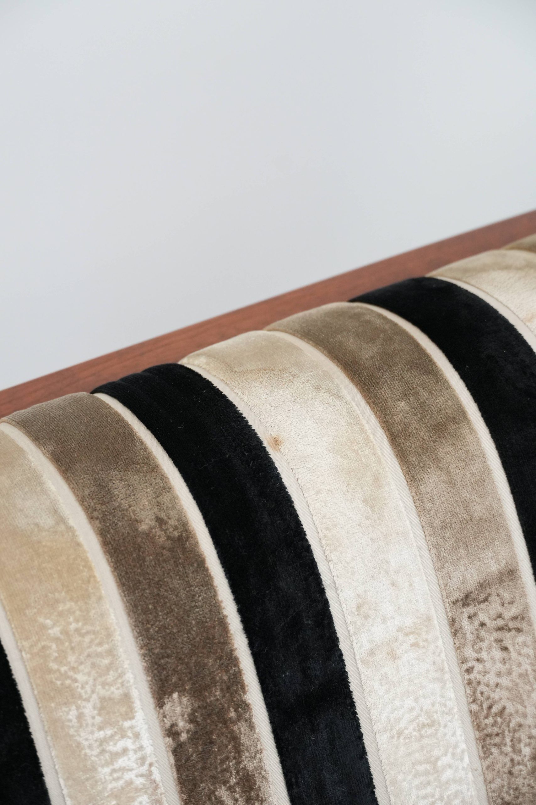 Canapé 2,5 places de luxe au design Art Déco, avec de magnifiques boiseries et un revêtement en tissu de haute qualité.