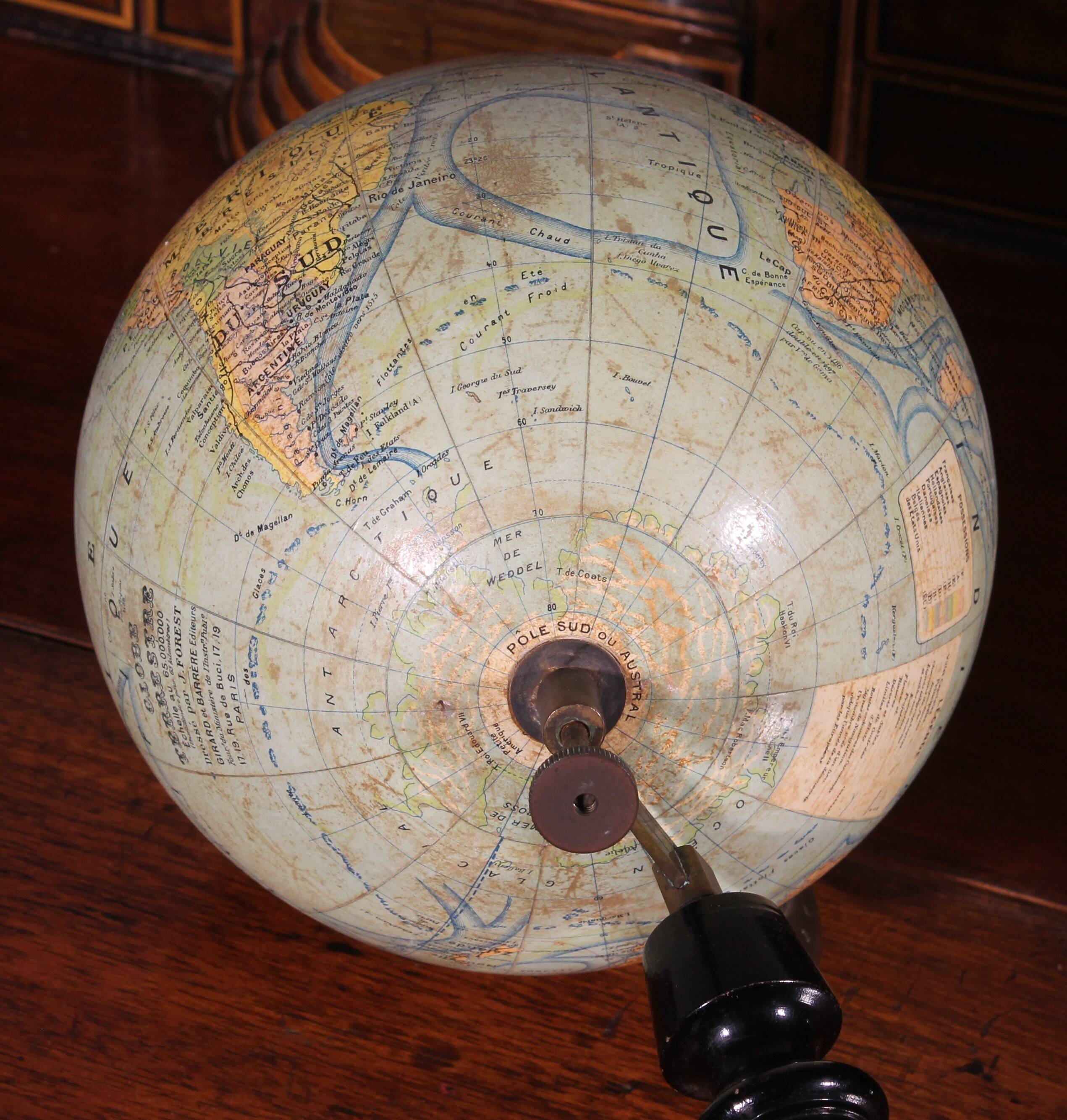 Globe terrestre par J.Forest éditeur Girard & Barrière, début du 20ème s.