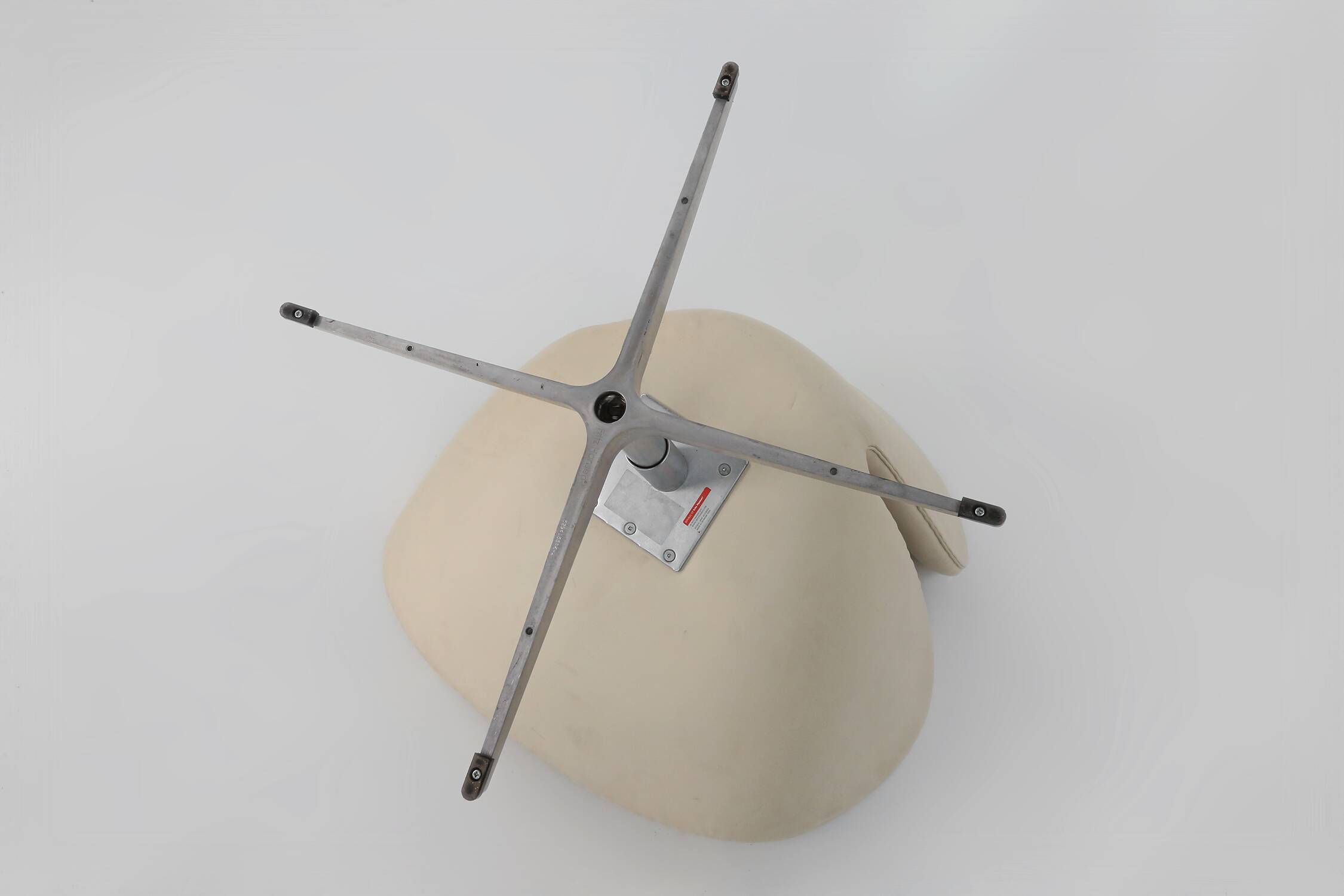 Set of two leather Swan chairs by Arne Jacobsen for Fritz Hansen