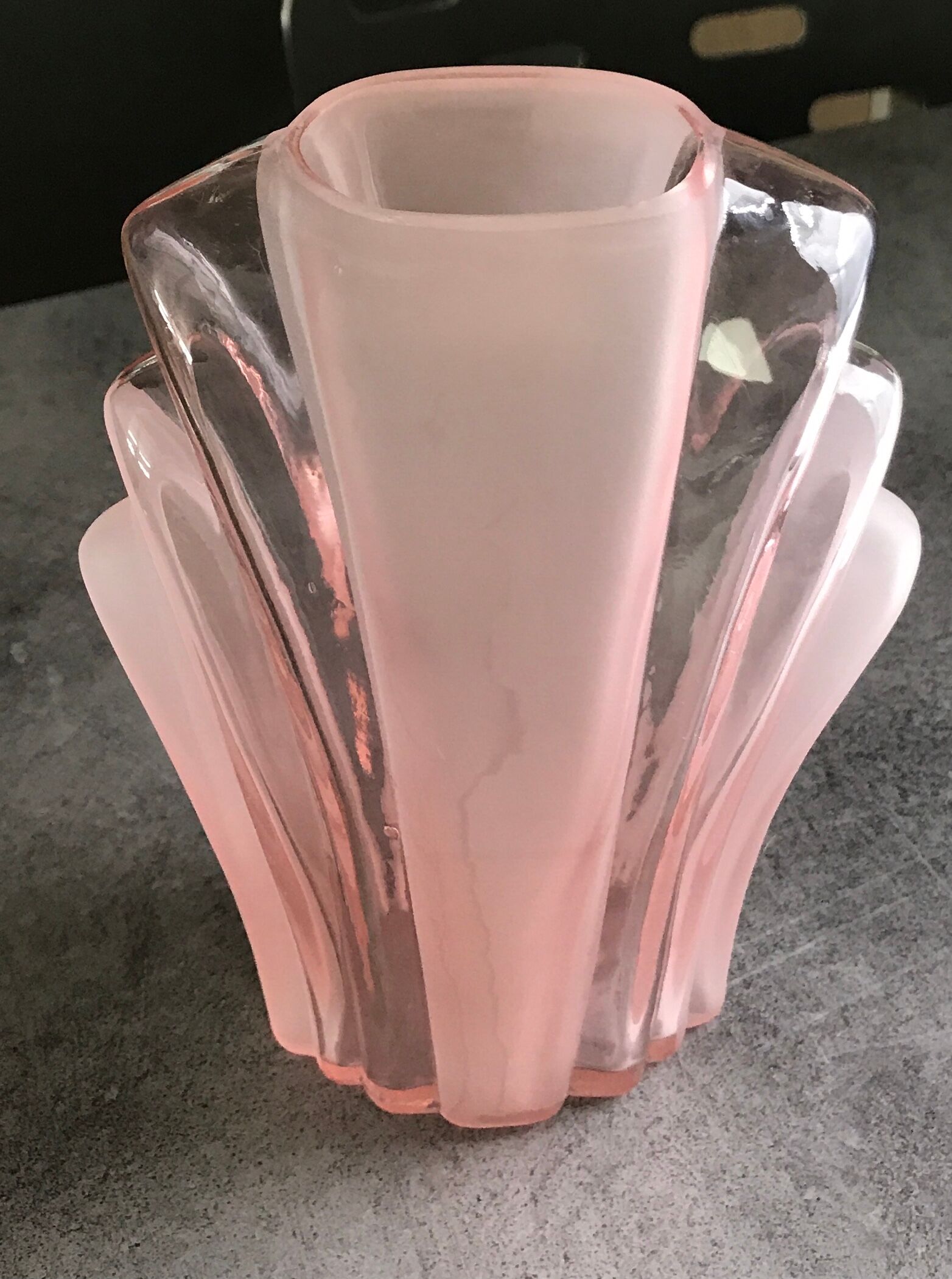 Vase en verre moulé rose art déco 18 cm