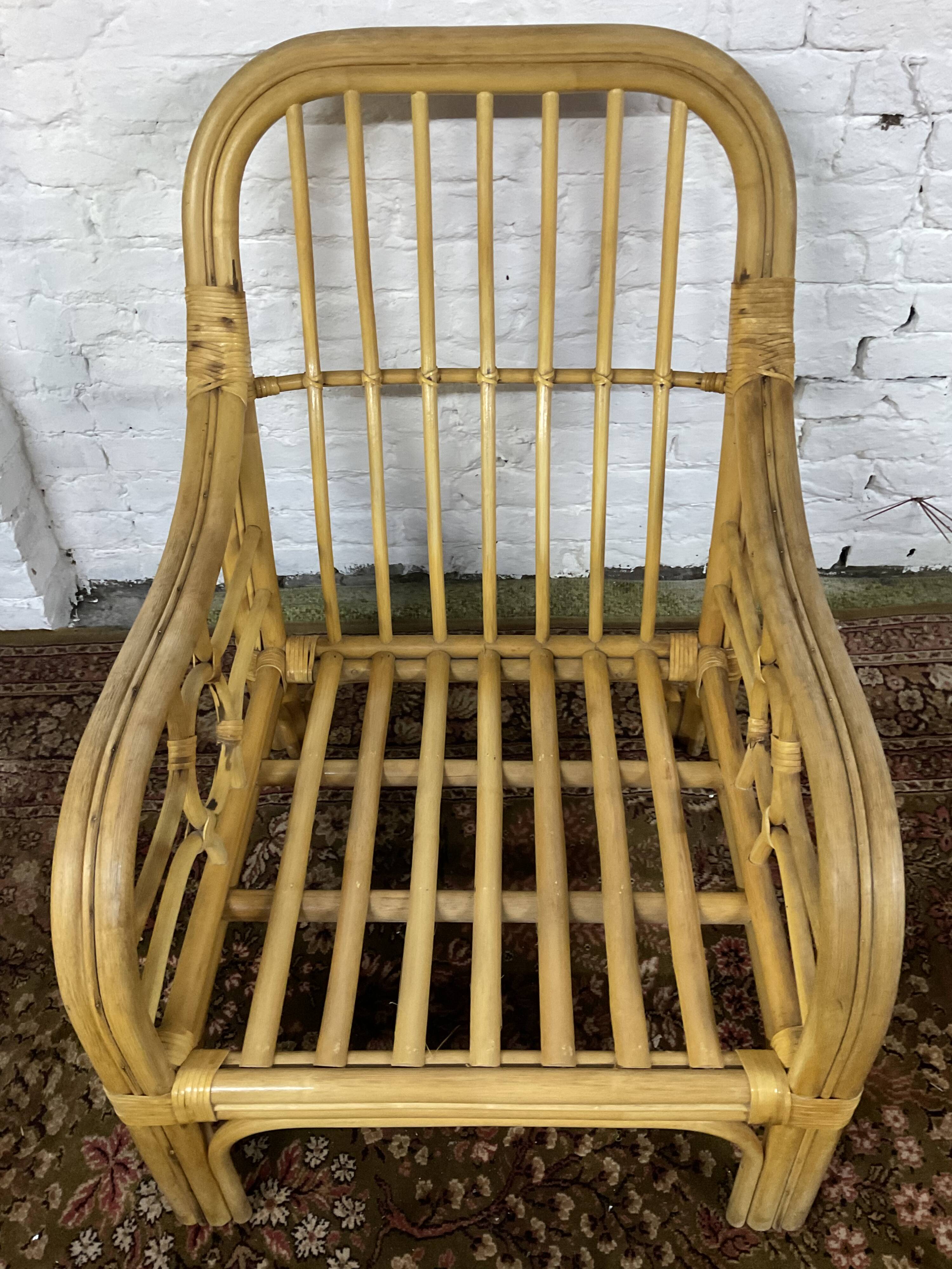 Fauteuil chauffeuse vintage en rotin des années 70